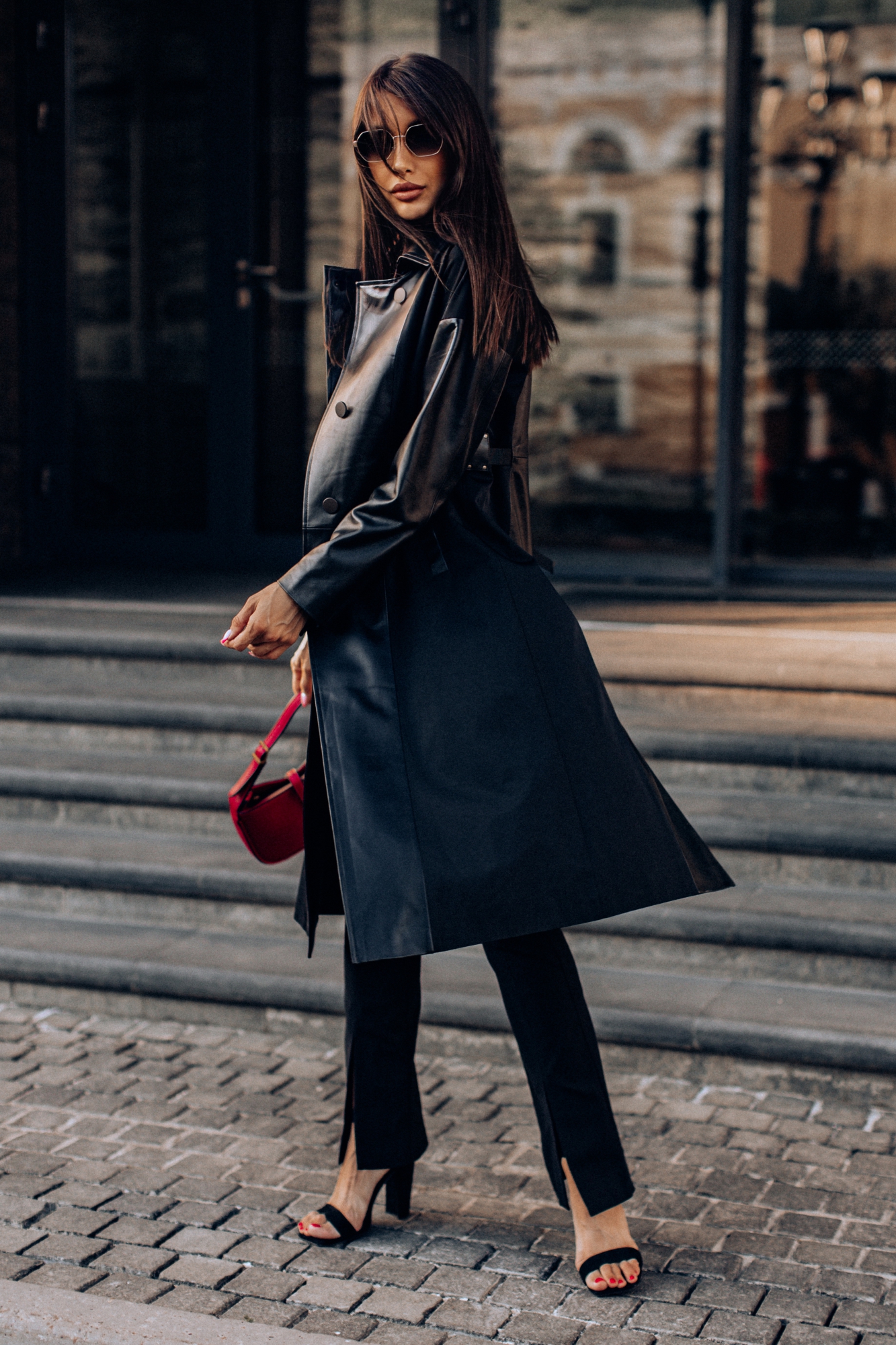 Модный тренч из комбинации кожи и текстиля