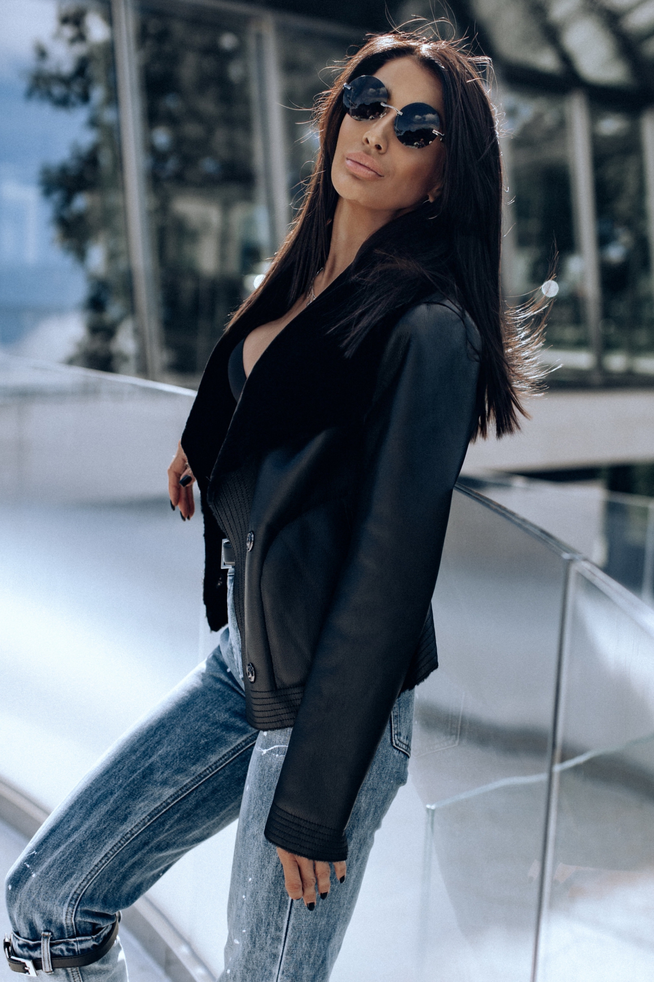 Стильная черная экодубленка