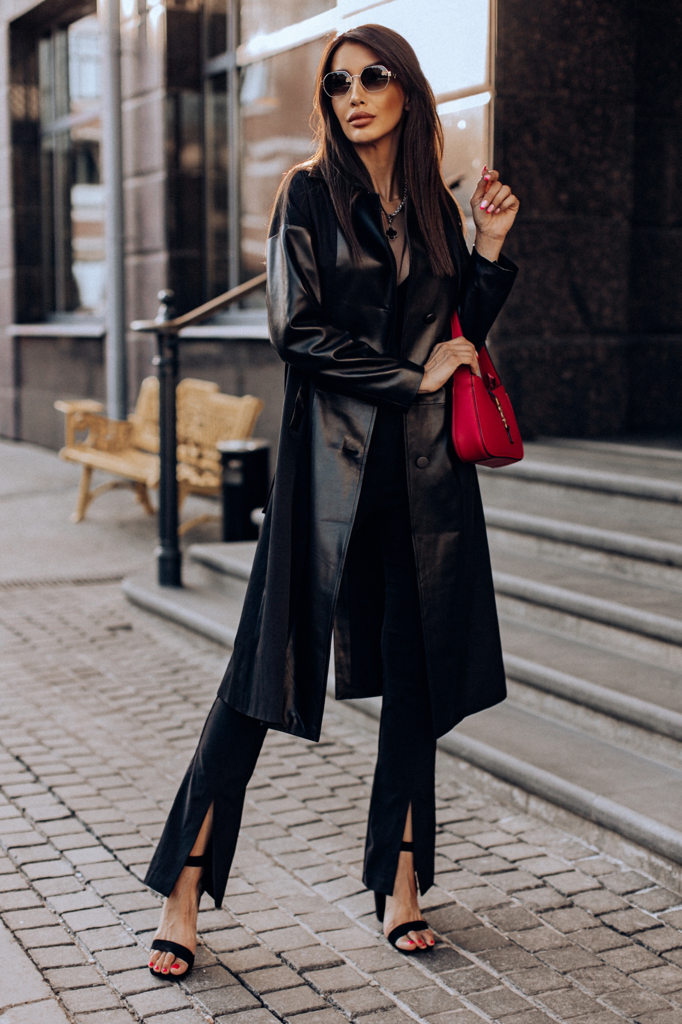 Модный тренч из комбинации кожи и текстиля