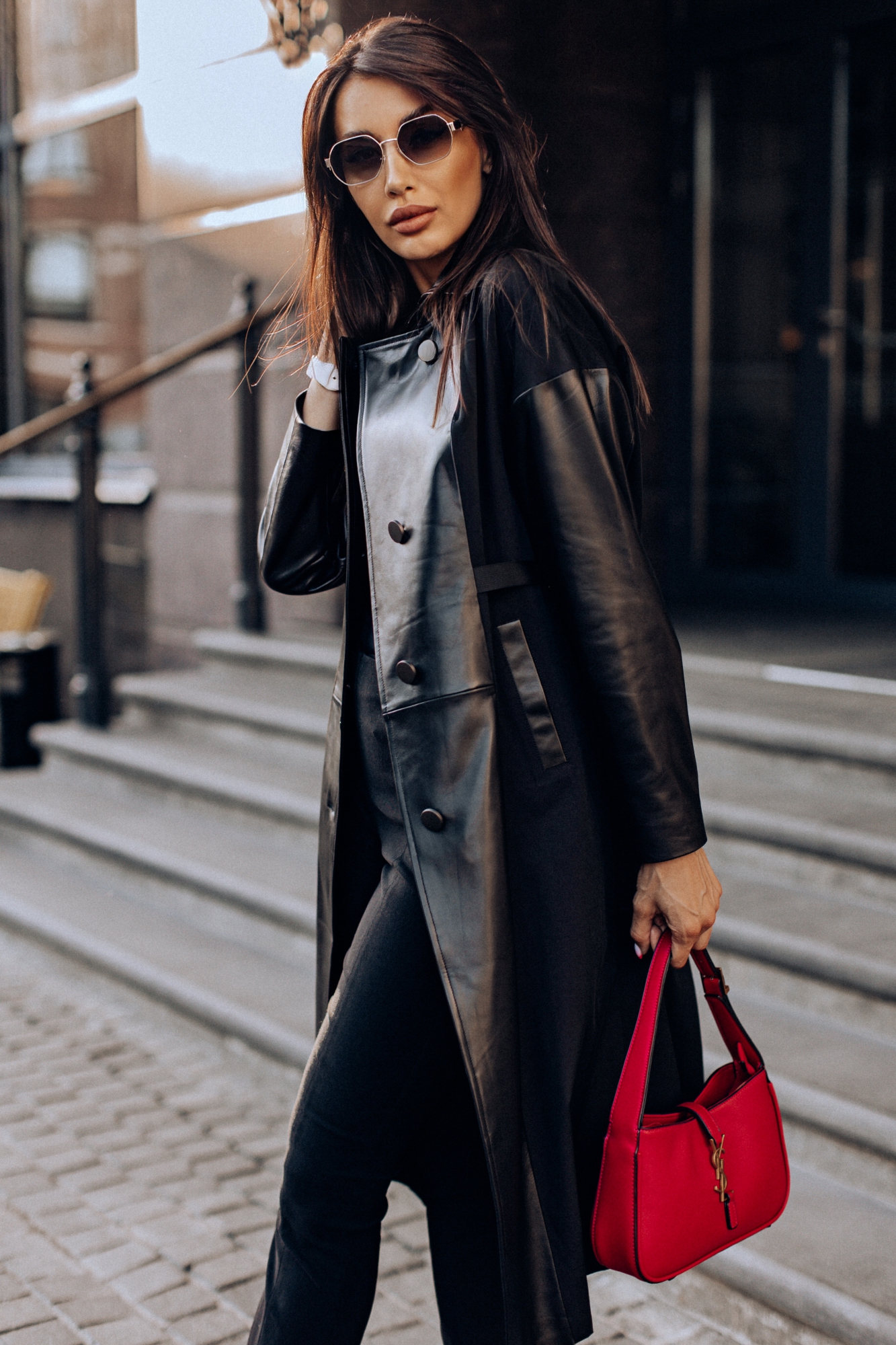 Модный тренч из комбинации кожи и текстиля