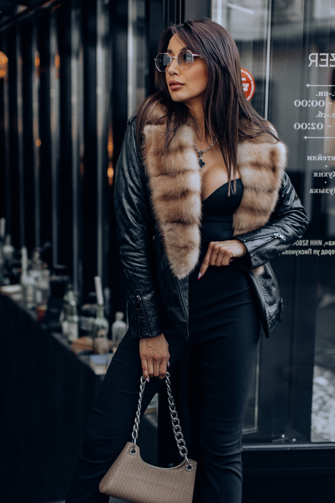 Изумрудная косуха из натуральной кожи с мехом куницы