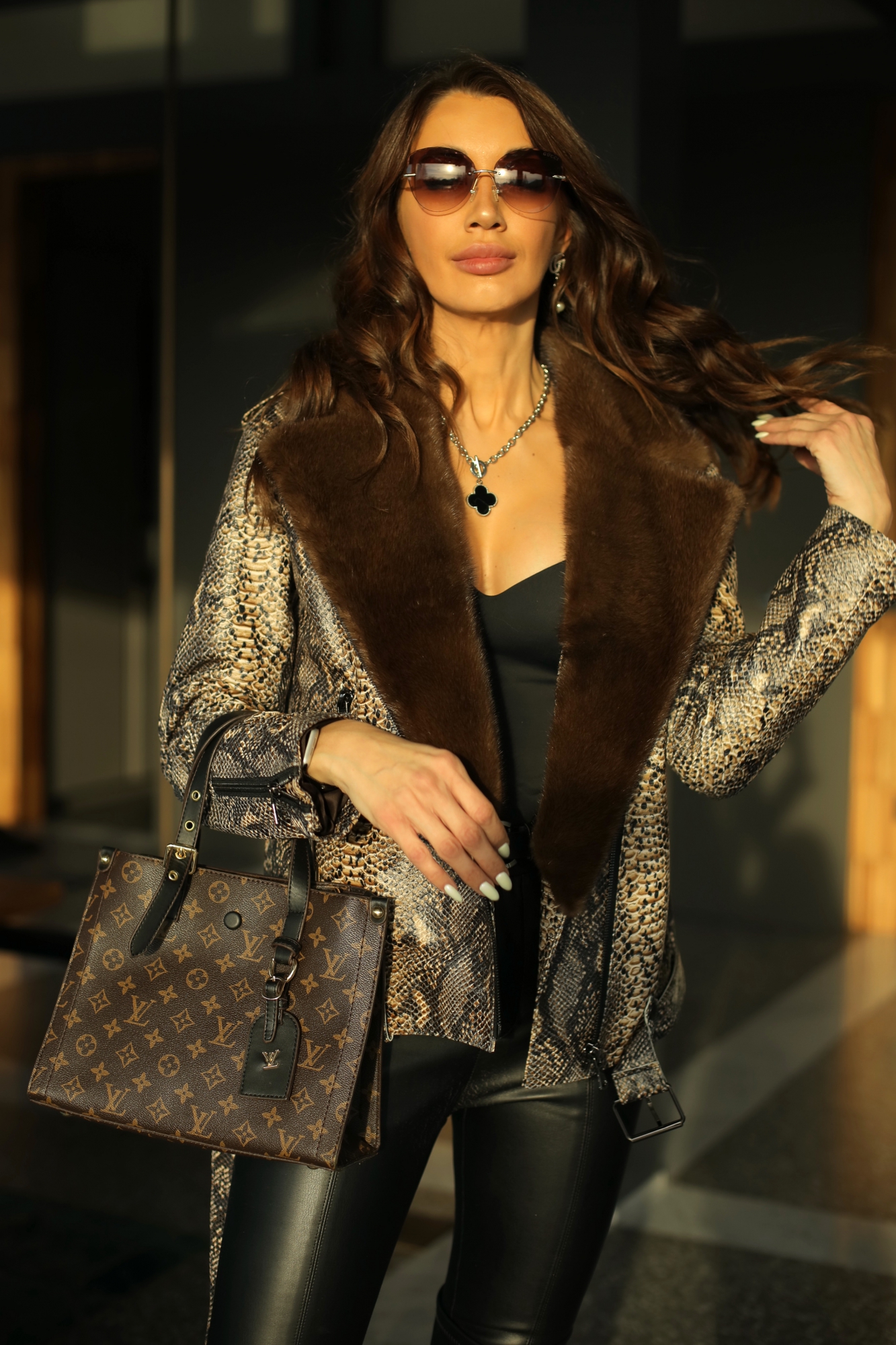 Кожаная куртка под питона с мехом