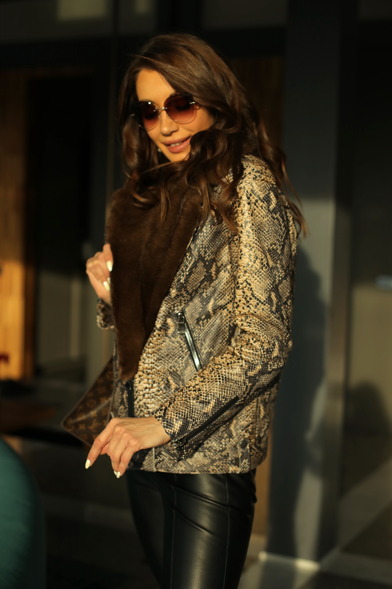 Кожаная куртка под питона с мехом