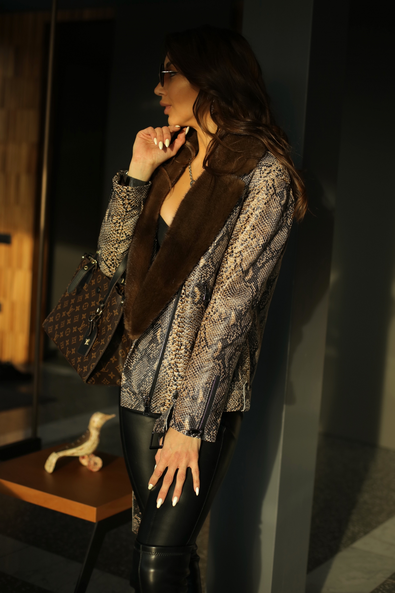 Кожаная куртка под питона с мехом