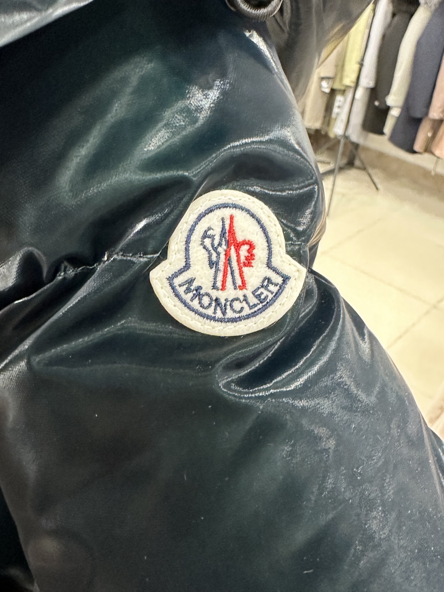 Короткий пуховик в зеленом цвете