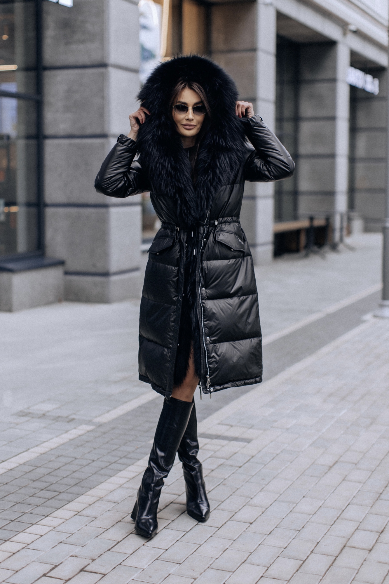 Черный пуховик с мехом енота