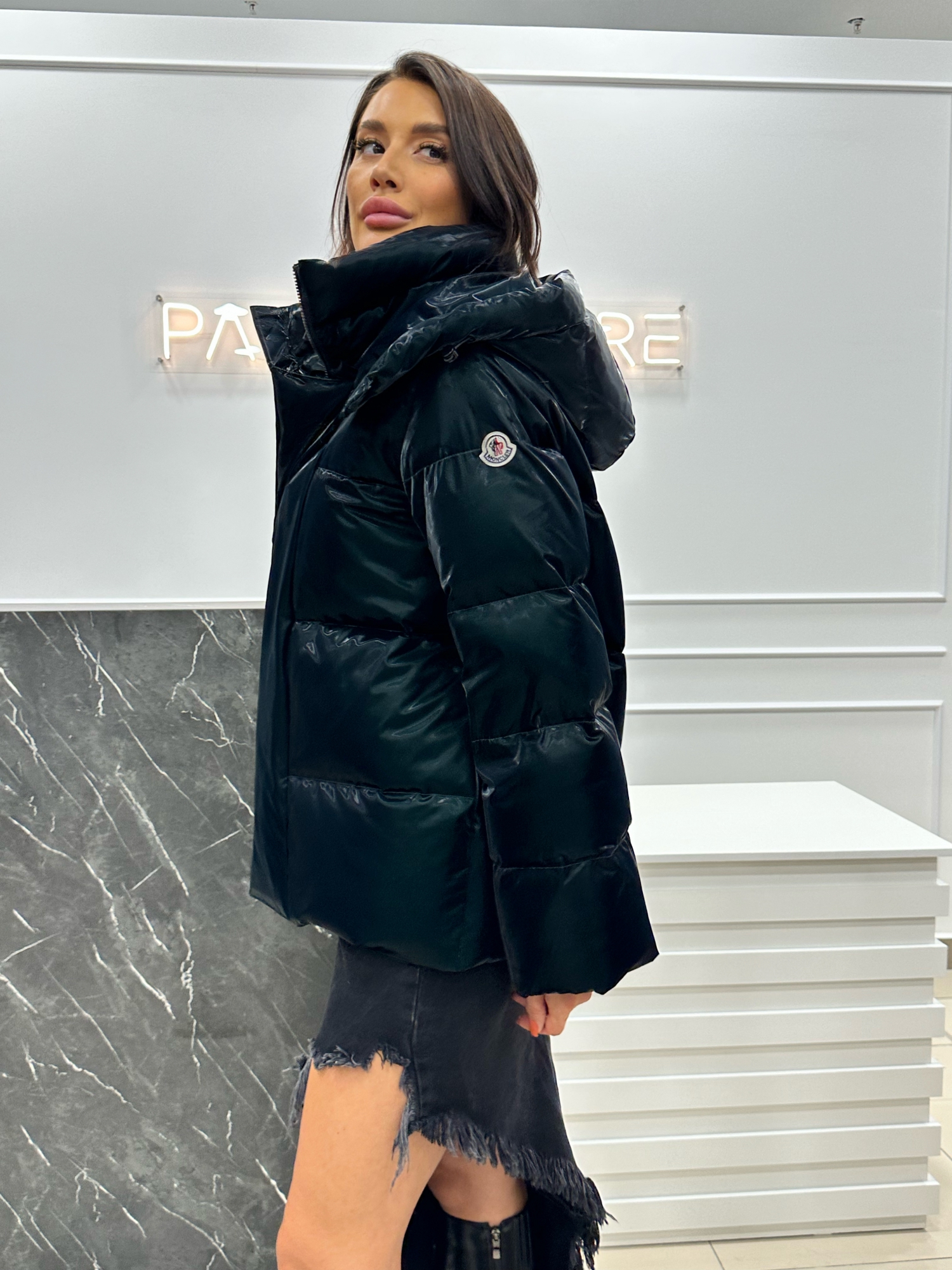 Короткий пуховик в зеленом цвете