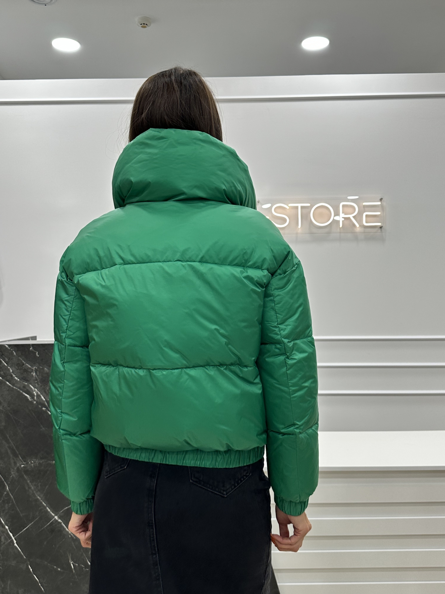 Зеленый пуховик бомбер