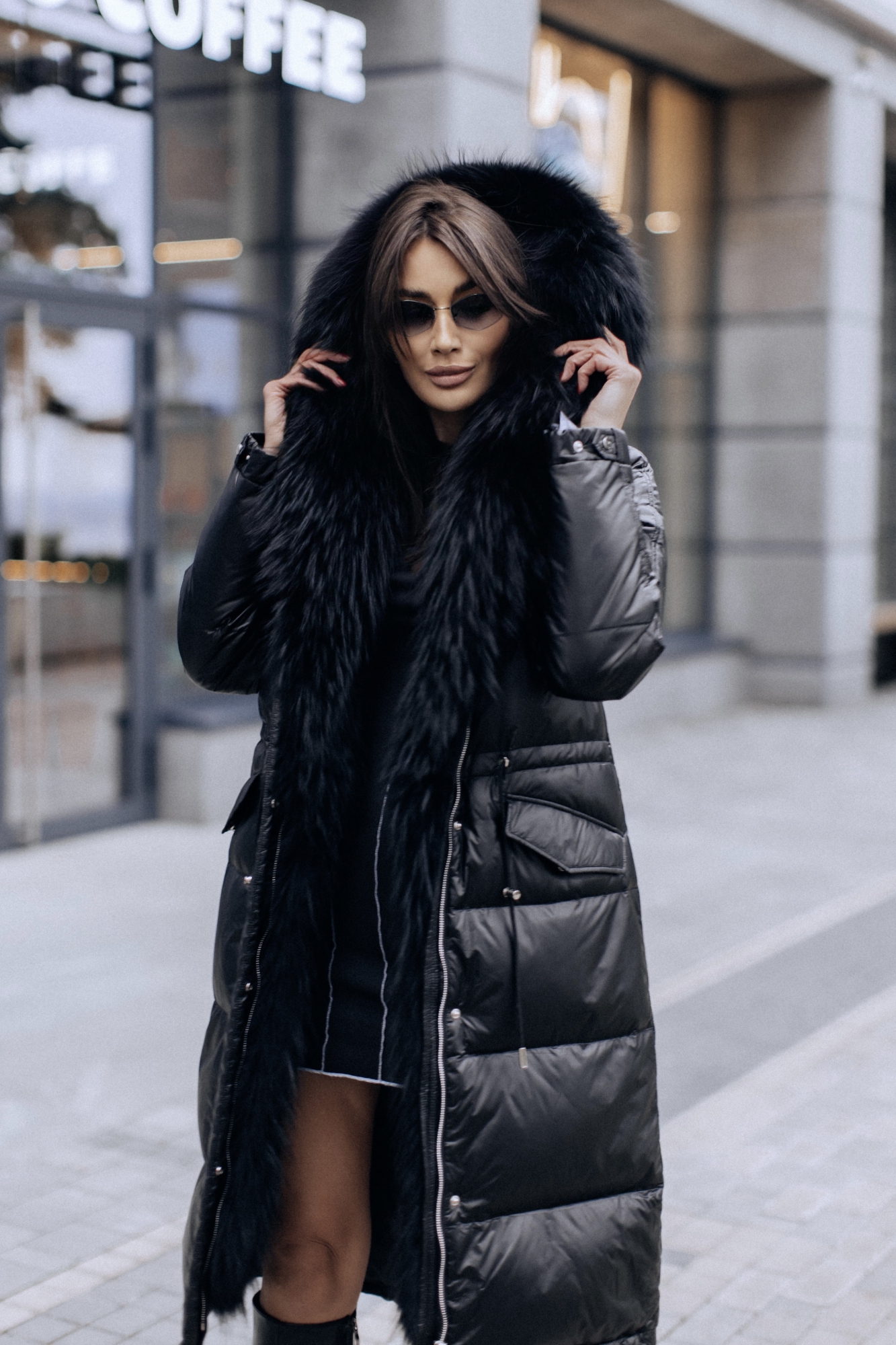 Черный пуховик с мехом енота