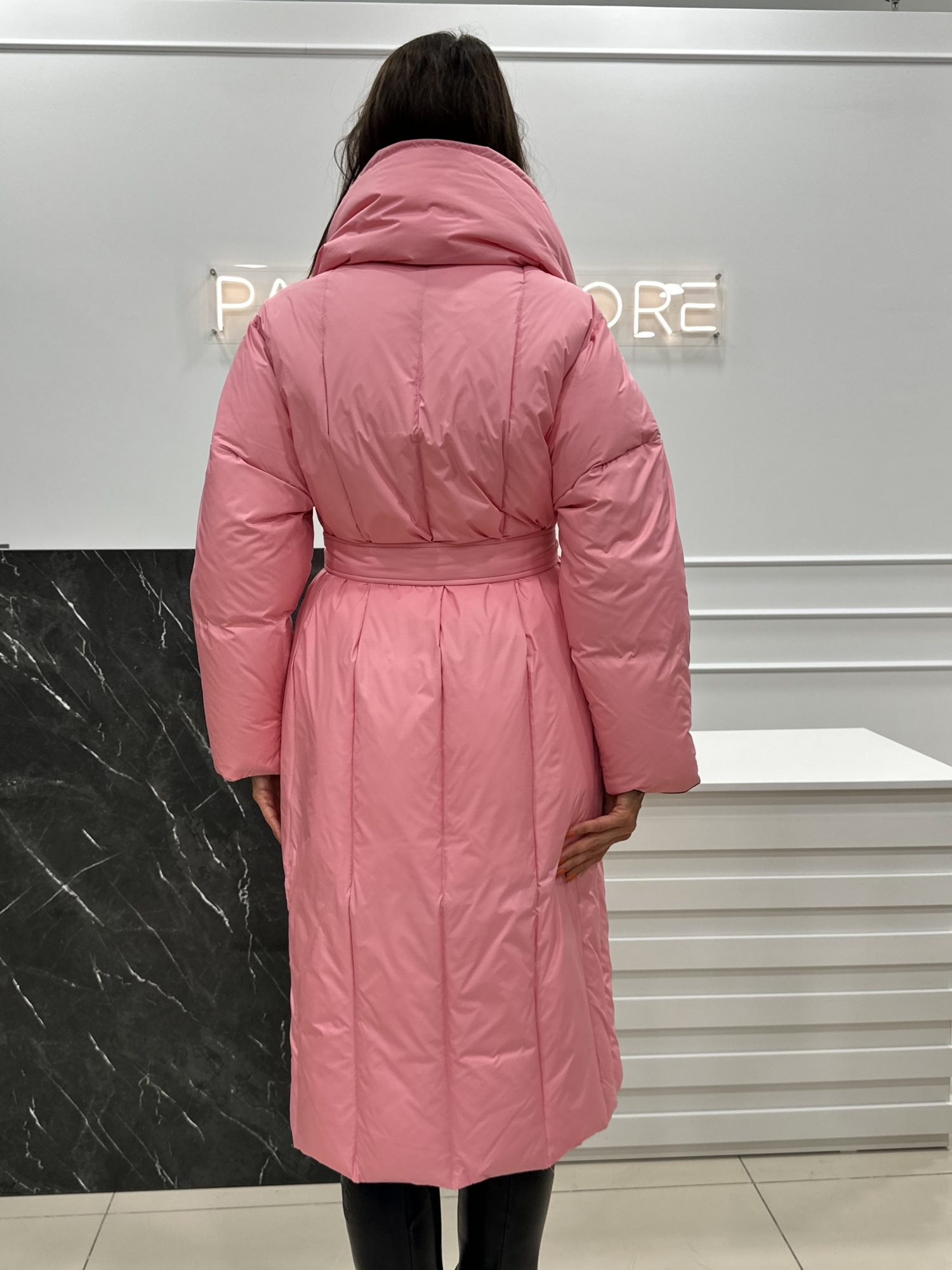 Розовый удлиненный пуховик с поясом