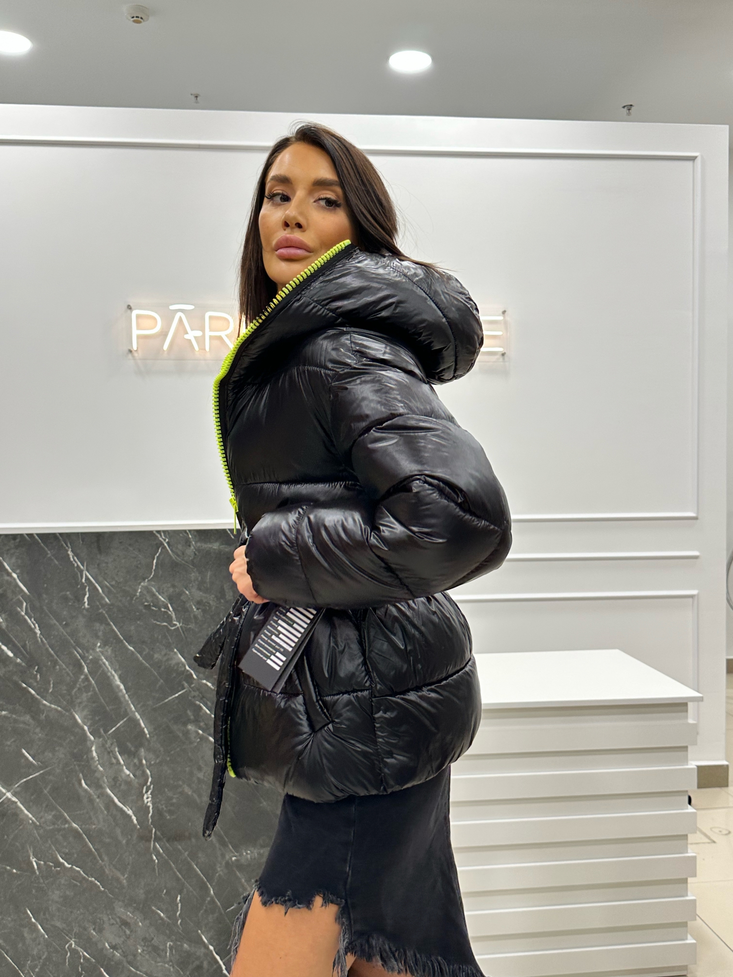 Черная зимняя куртка с капюшоном