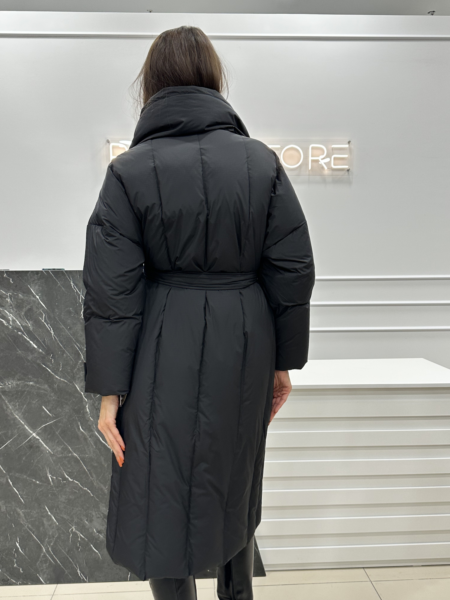 Классический пуховик в черном цвете