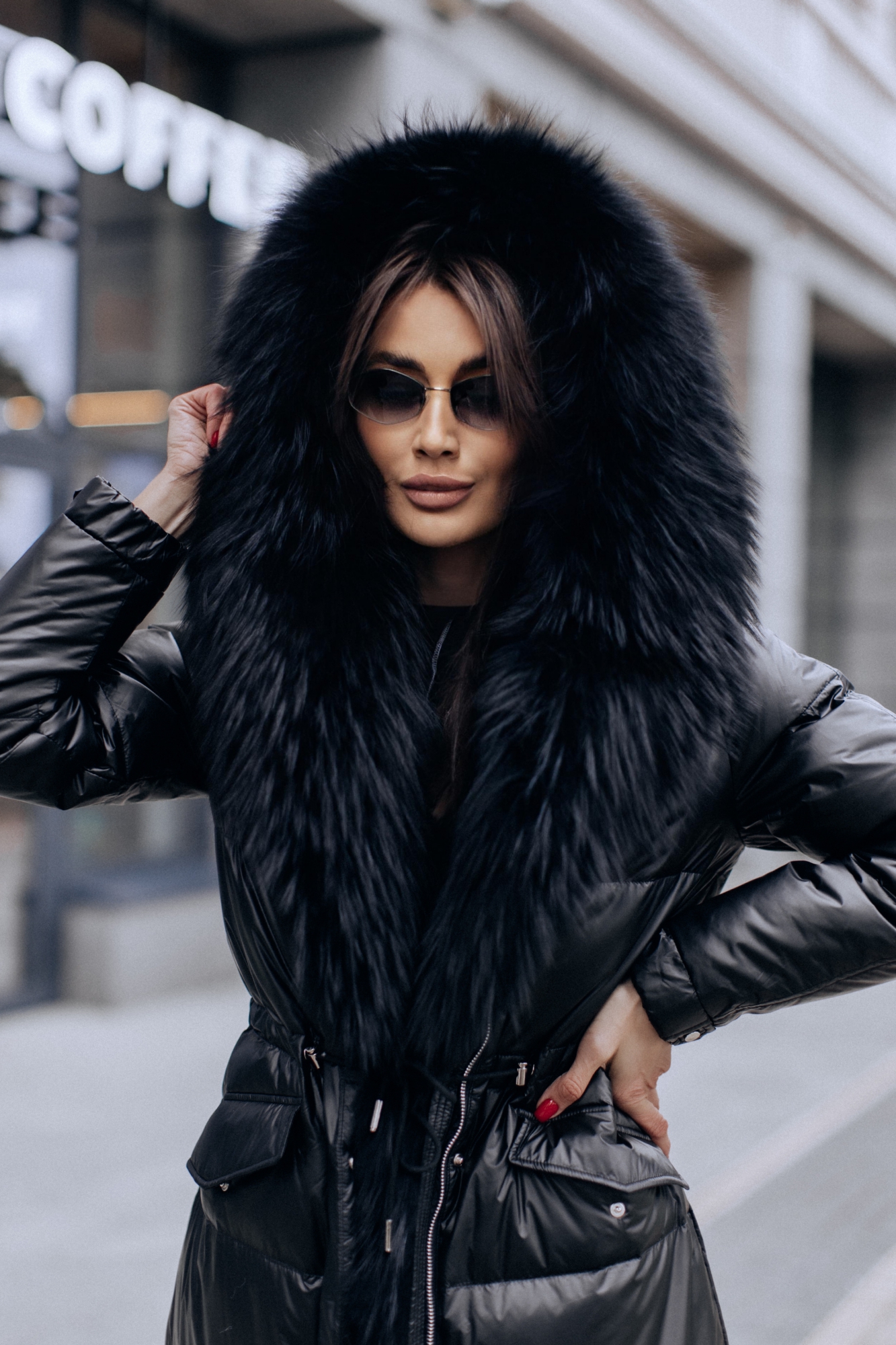 Черный пуховик с мехом енота