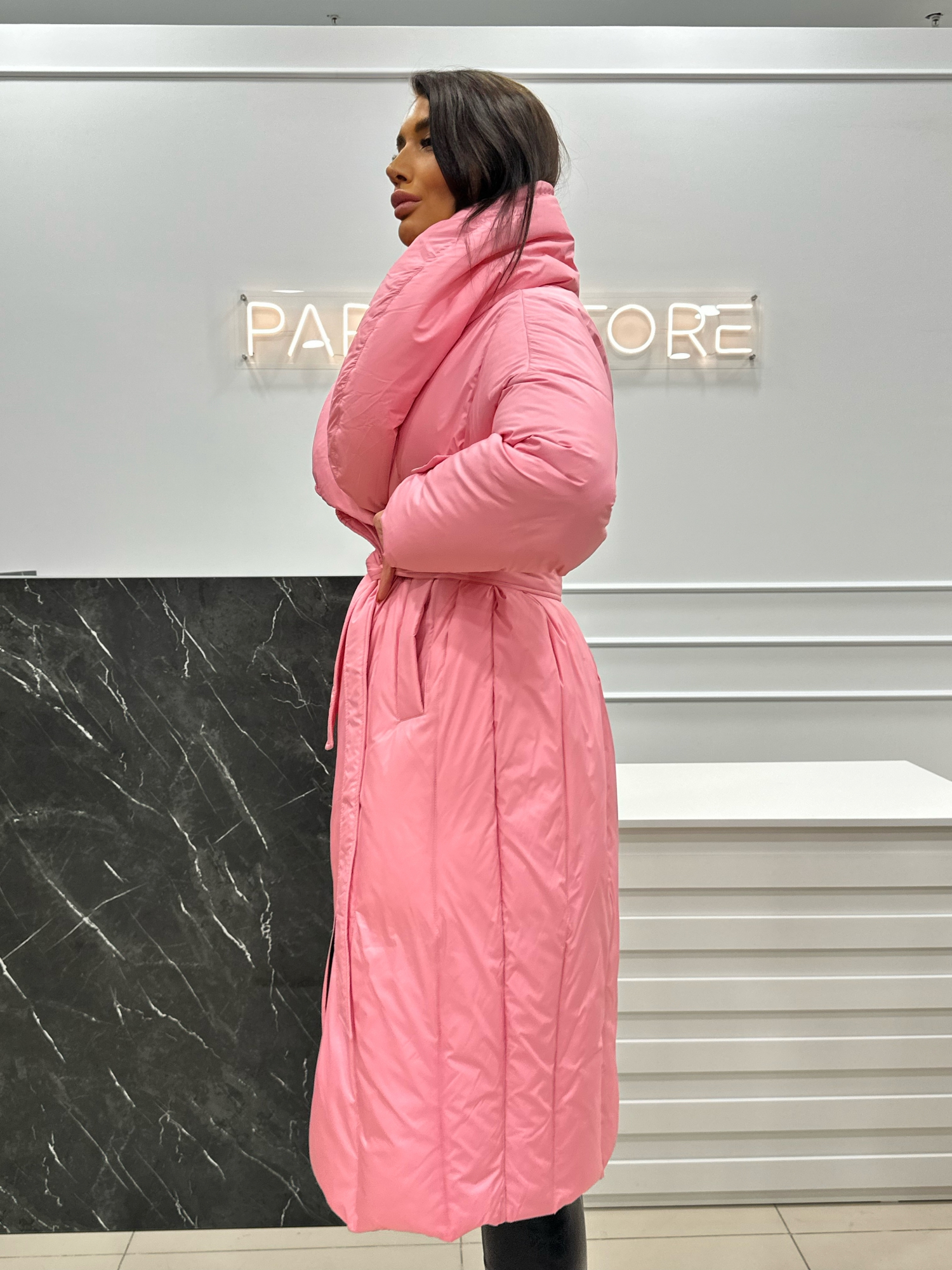 Розовый удлиненный пуховик с поясом