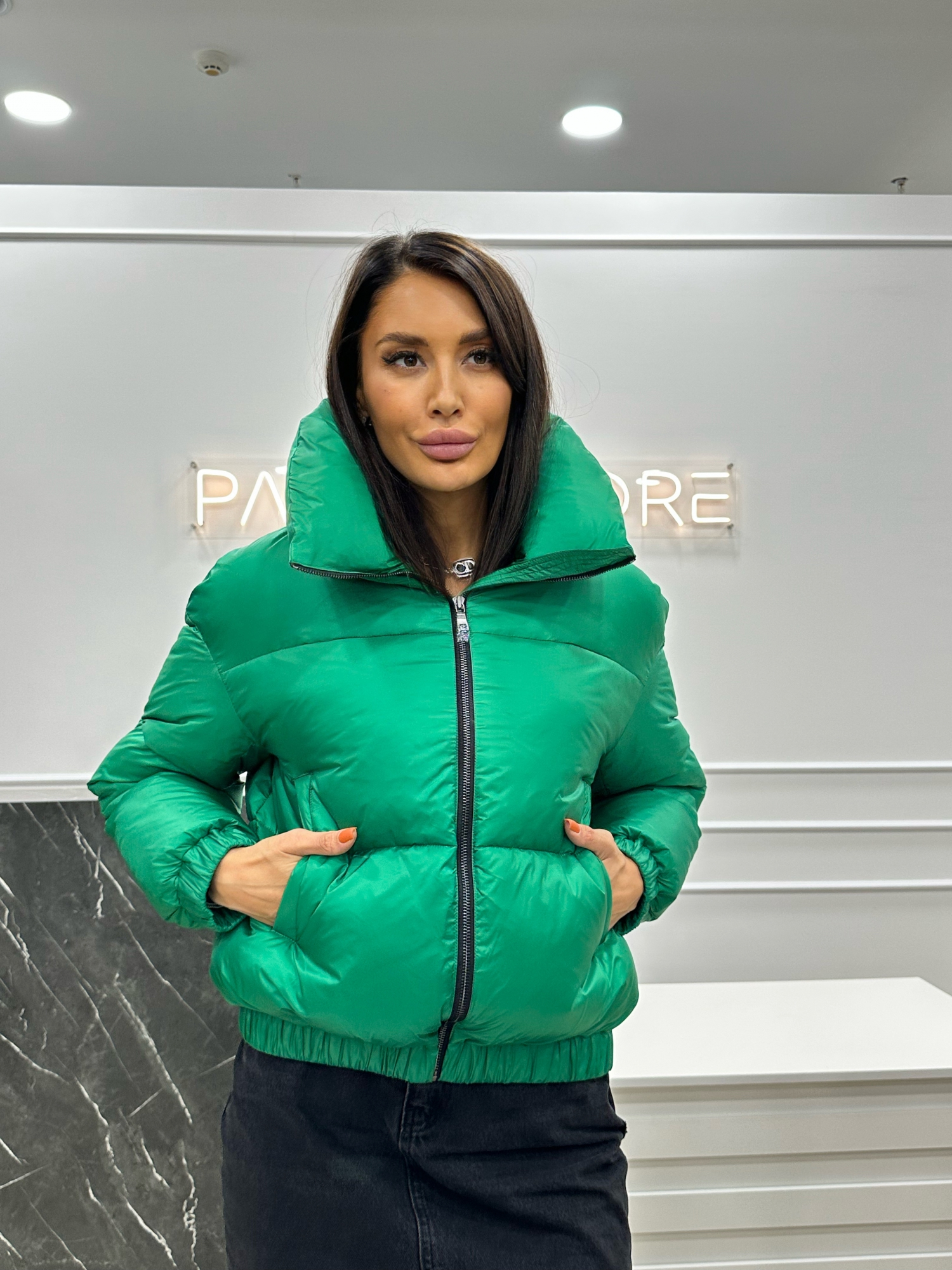 Зеленый пуховик бомбер