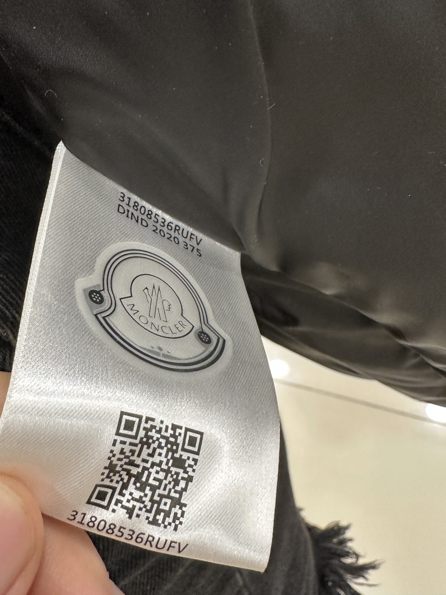 Короткий пуховик в зеленом цвете