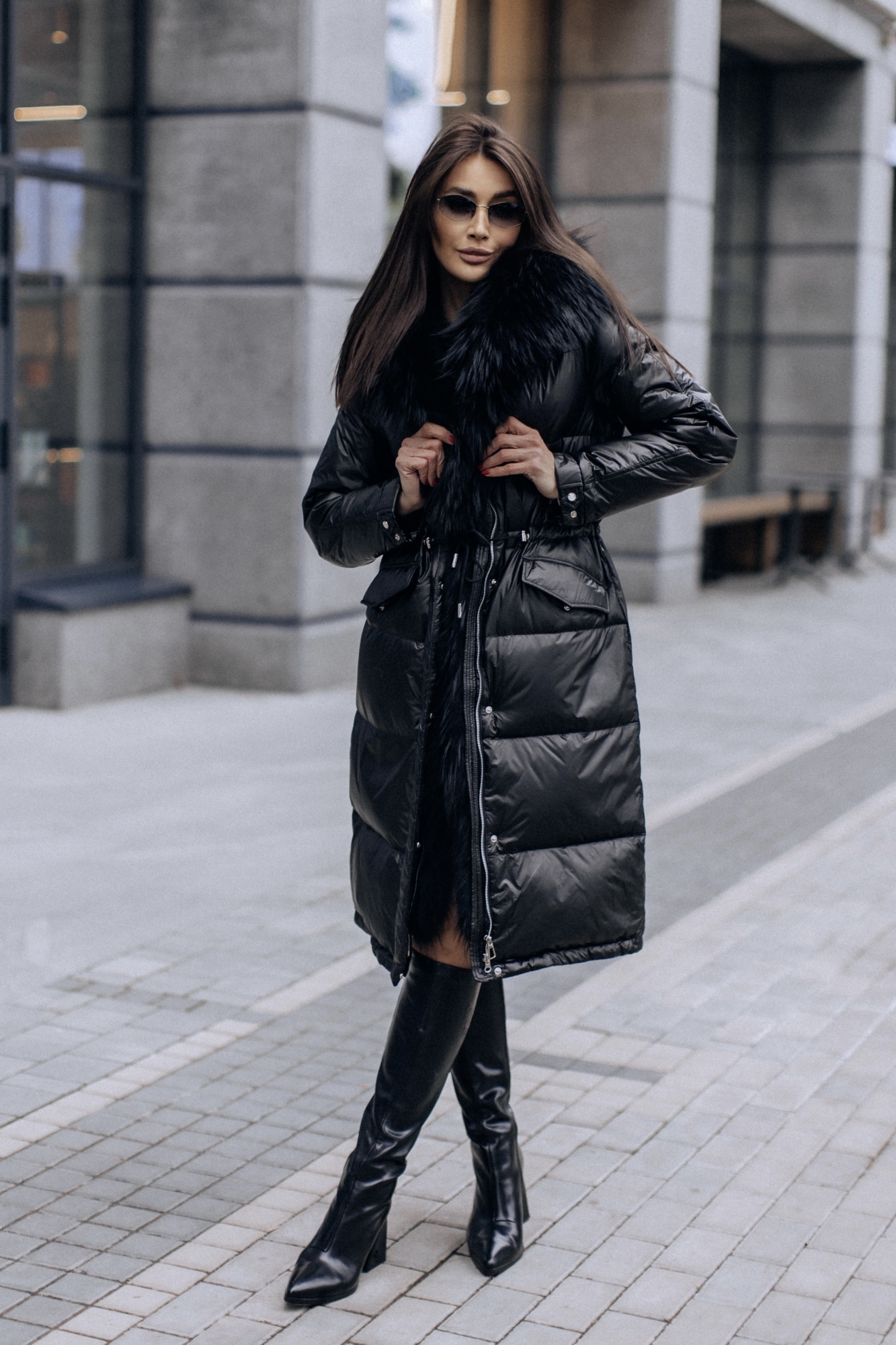 Черный пуховик с мехом енота