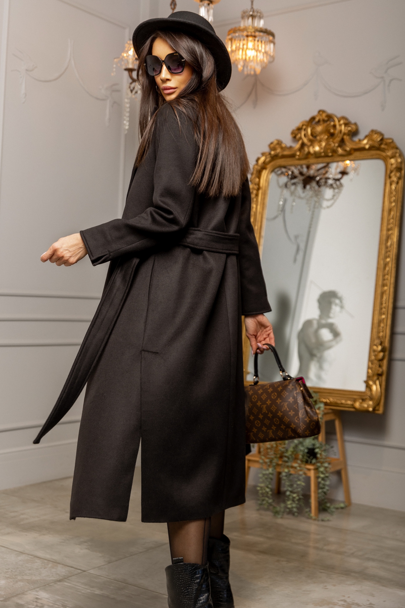 Элегантное пальто в черном цвете