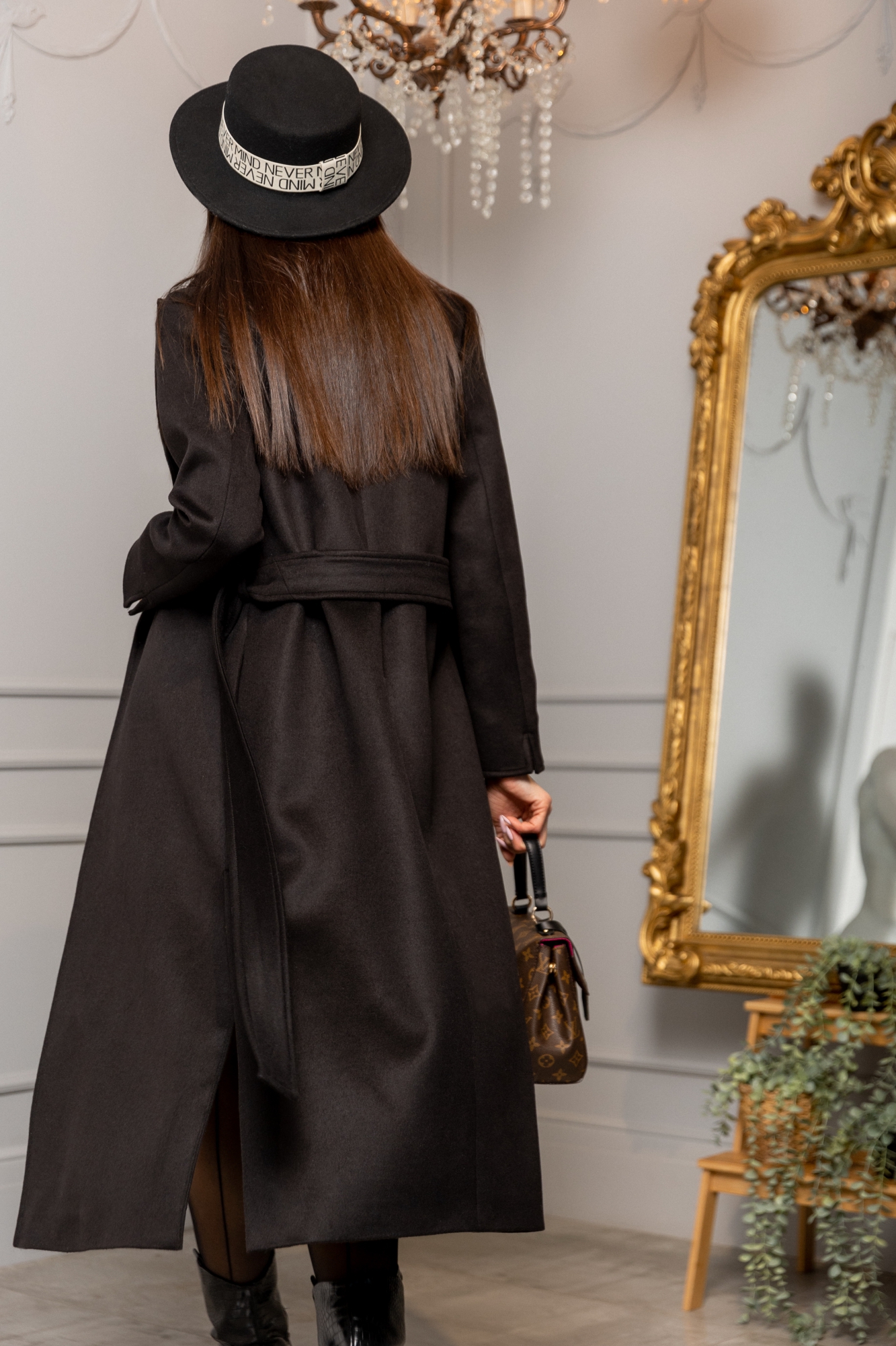 Элегантное пальто в черном цвете