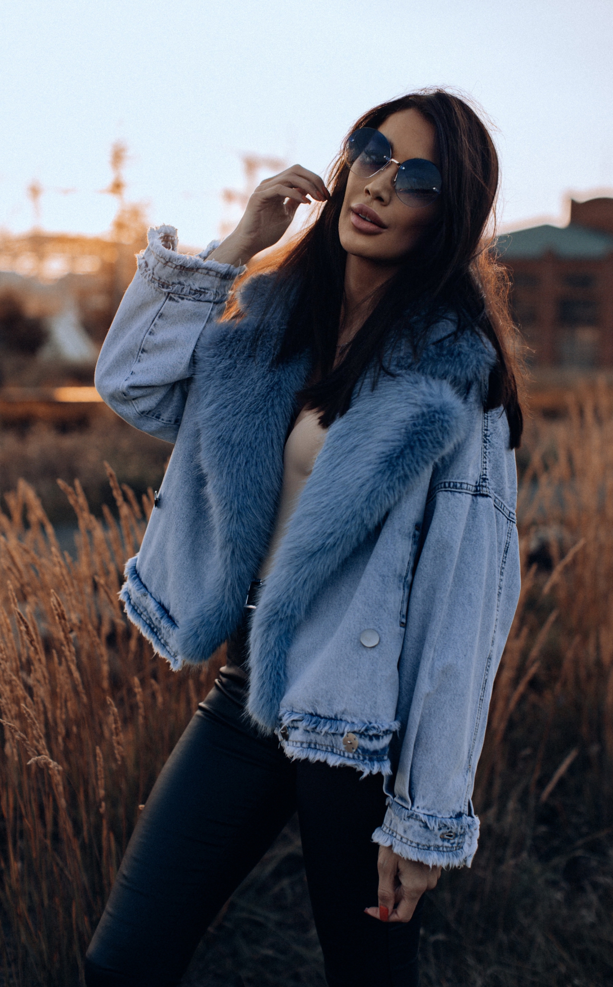 Джинсовка с экомехом под енота