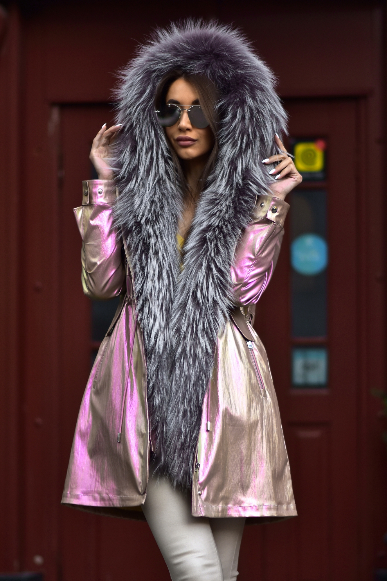 Парка в перламутровом цвете с мехом енота