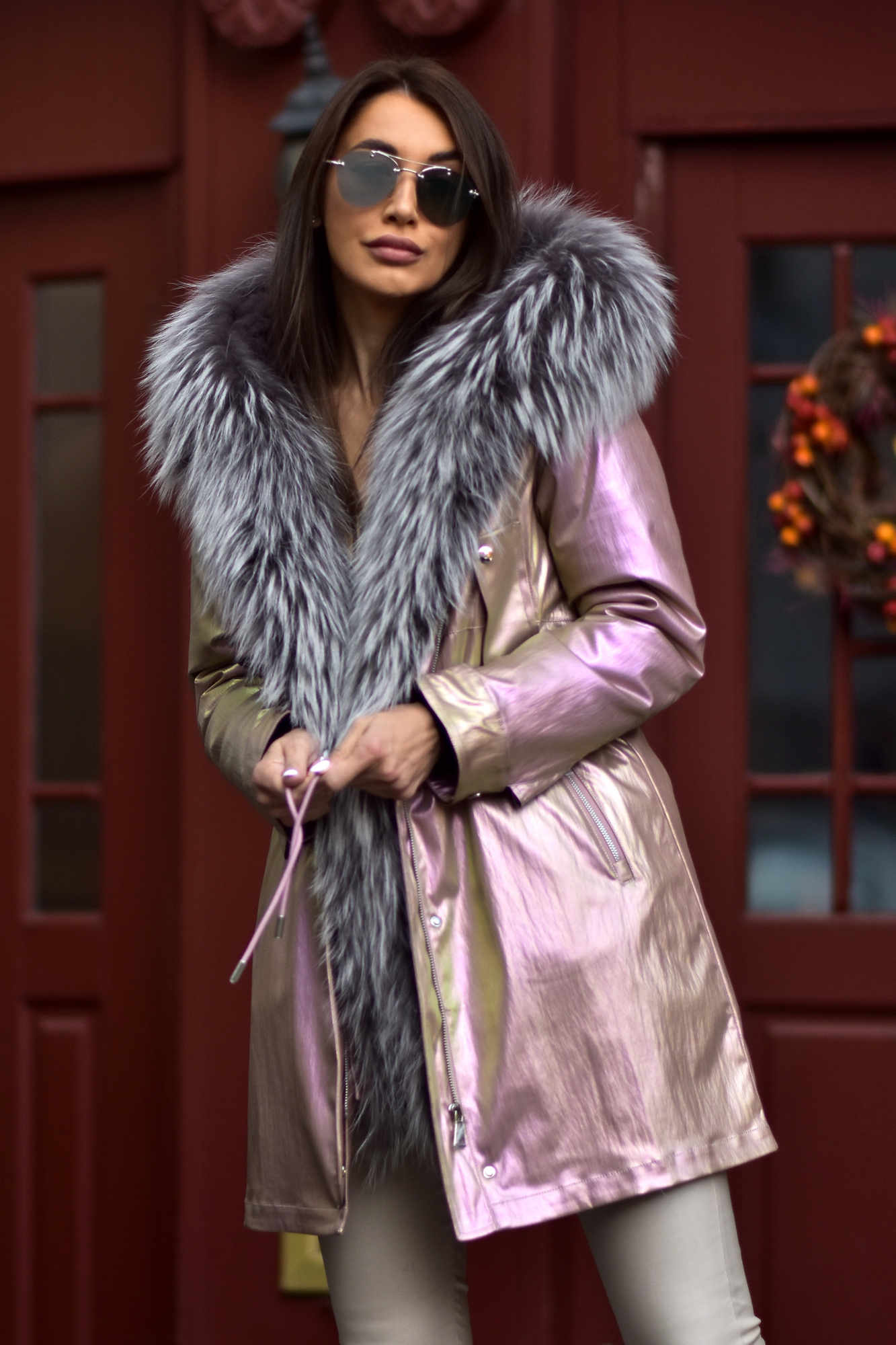 Парка в перламутровом цвете с мехом енота