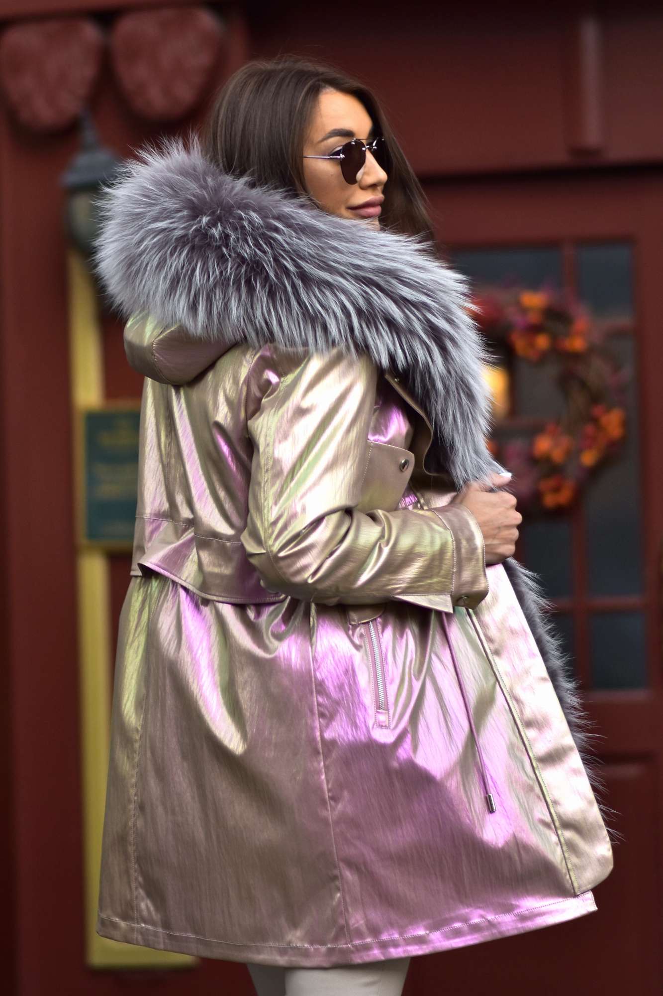 Парка в перламутровом цвете с мехом енота