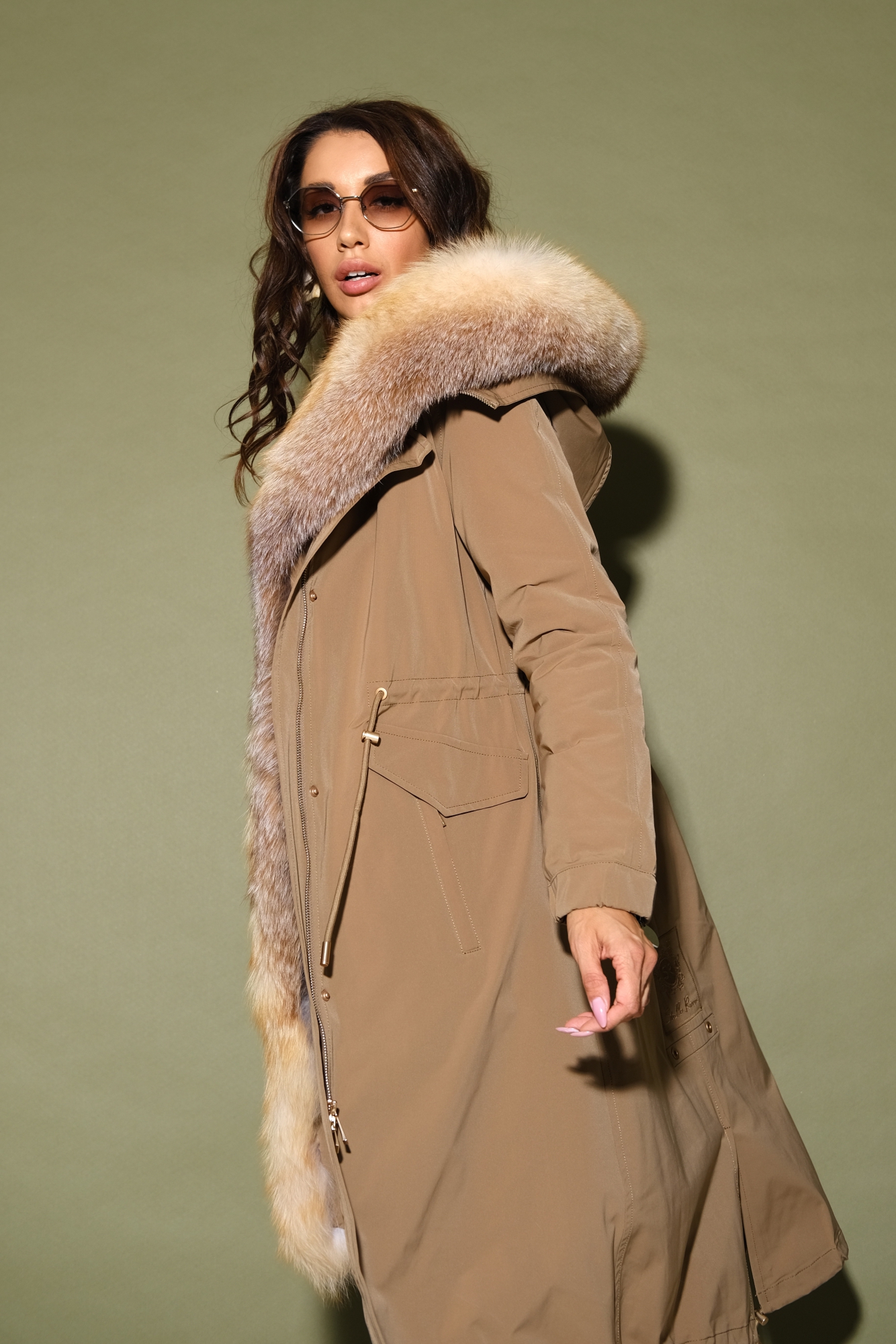 Парка золотистого цвета