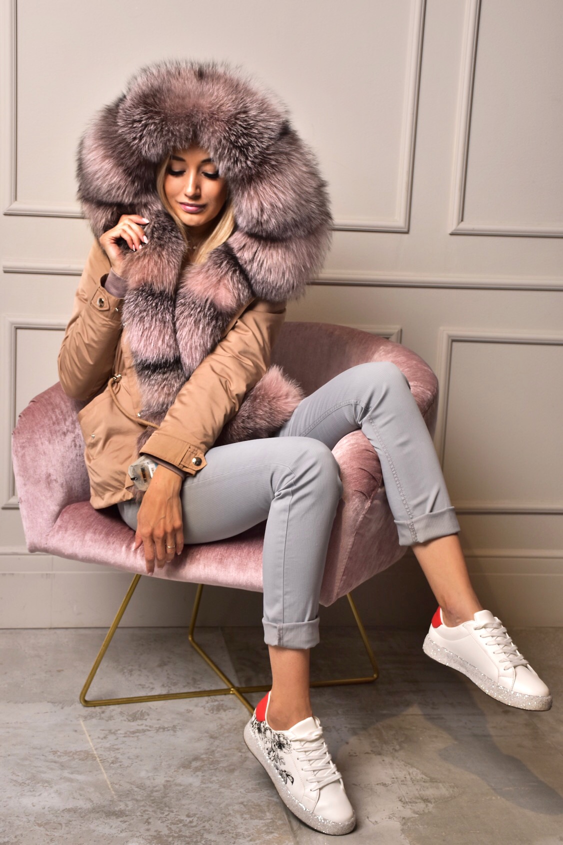 Укороченная парка-пуховик с мехом