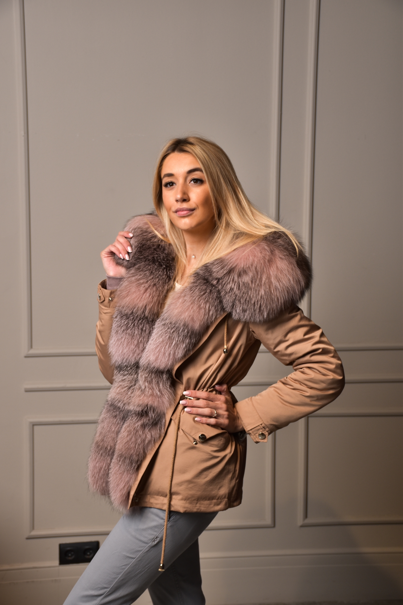 Укороченная парка-пуховик с мехом