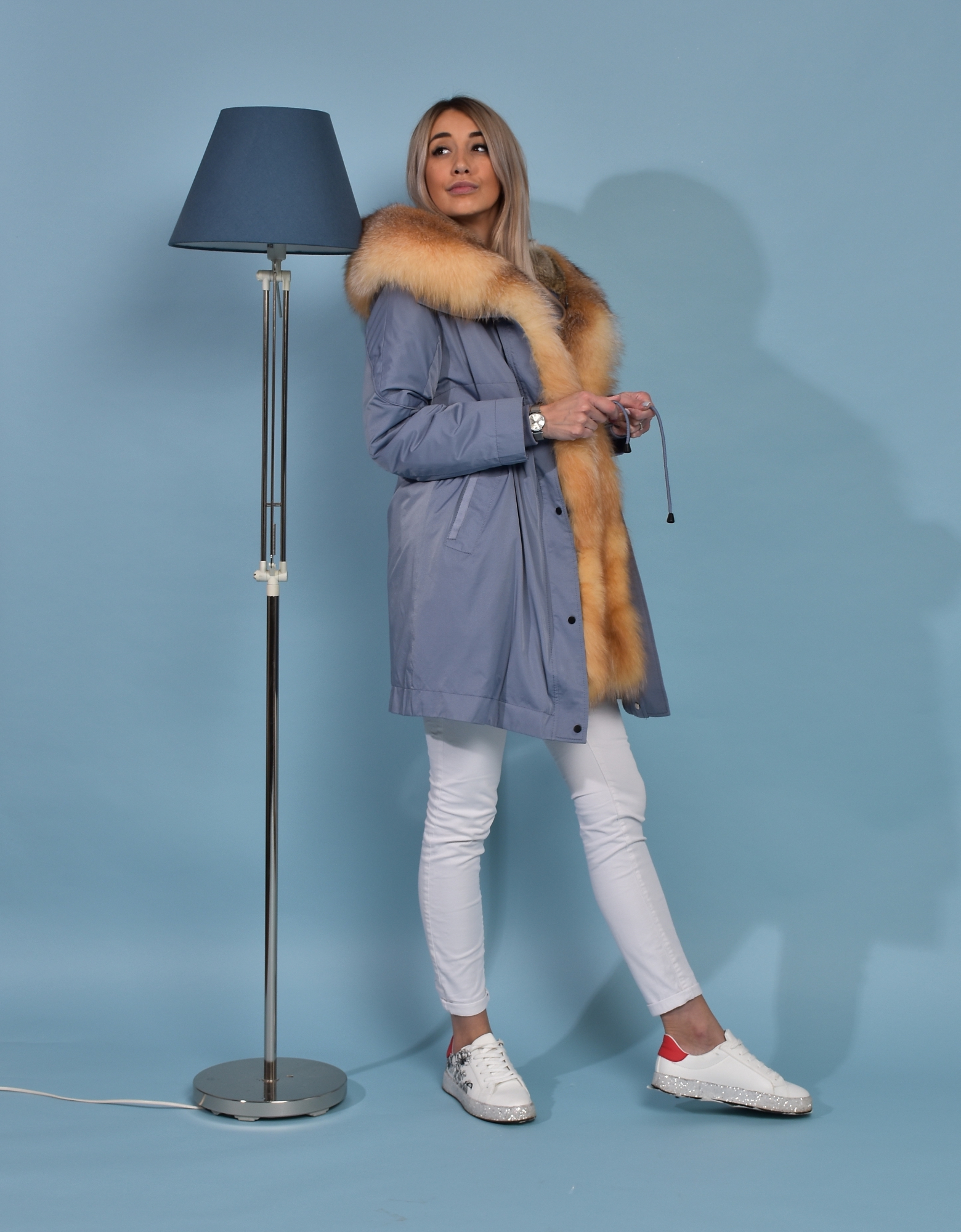 Итальянская парка голубого цвета с мехом лисы