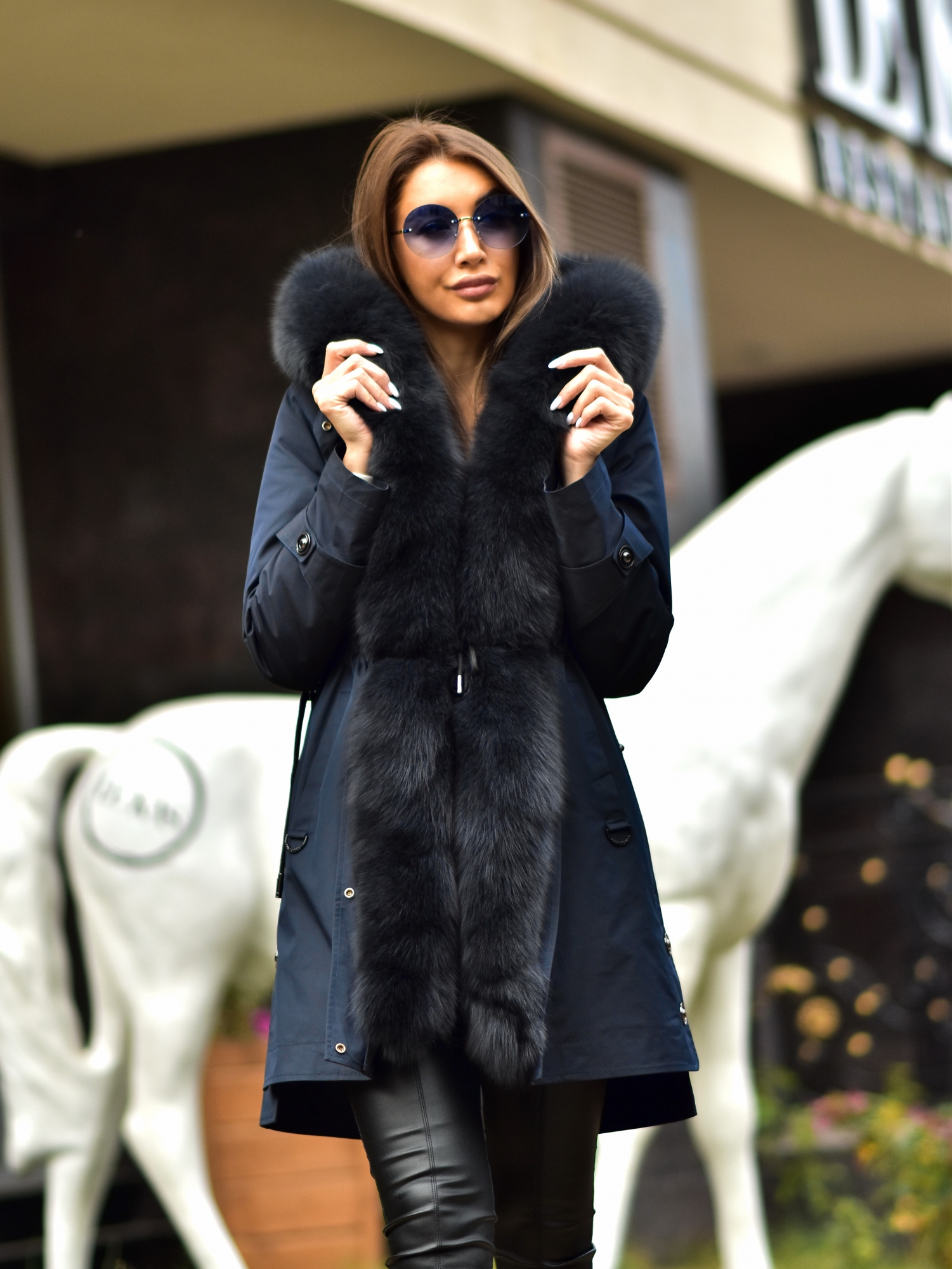 Синяя парка с мехом песца.