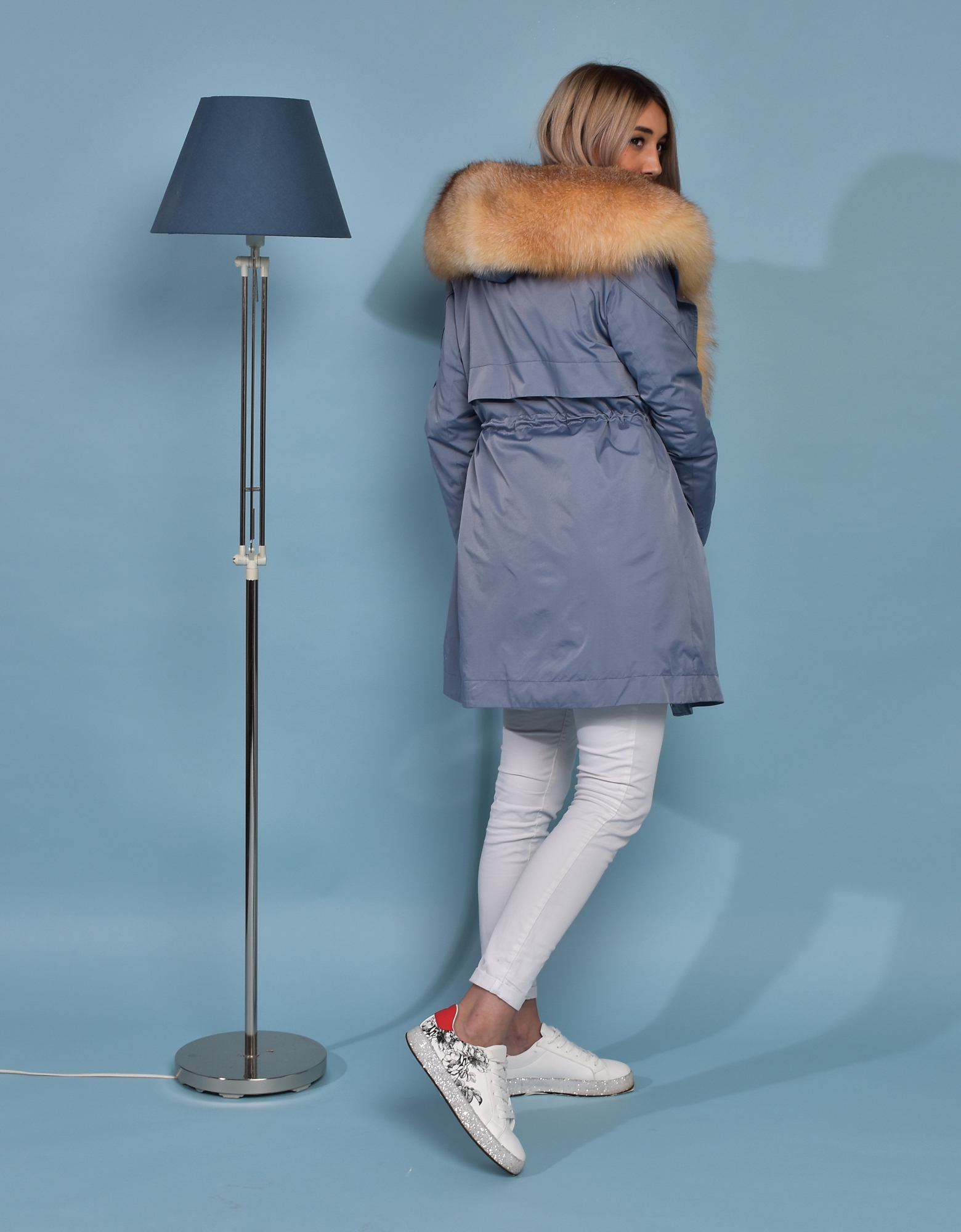 Итальянская парка голубого цвета с мехом лисы