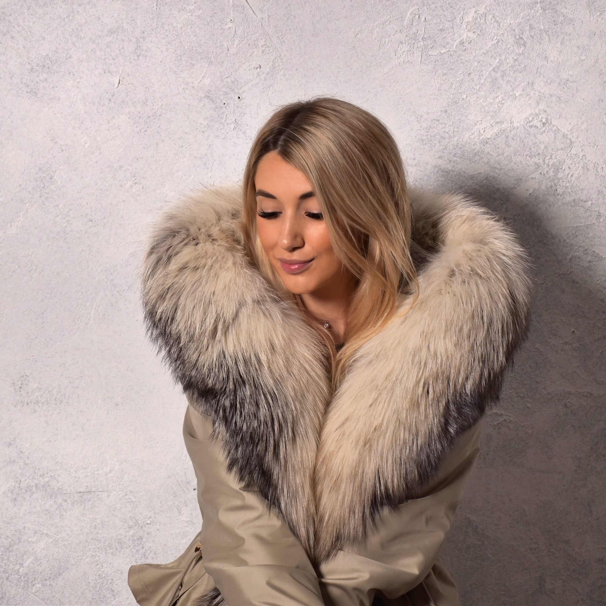 Зимняя парка с мехом енота