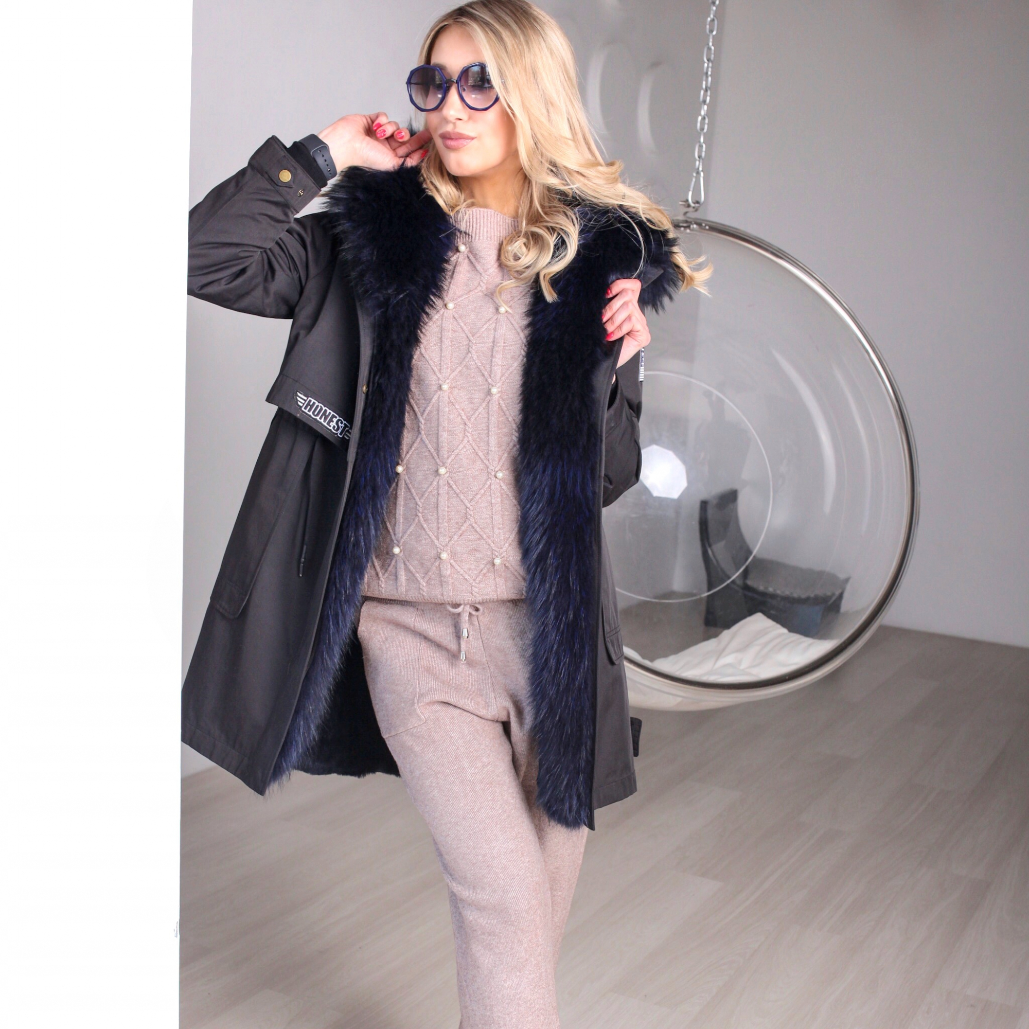 Парка с аппликациями и мехом енота