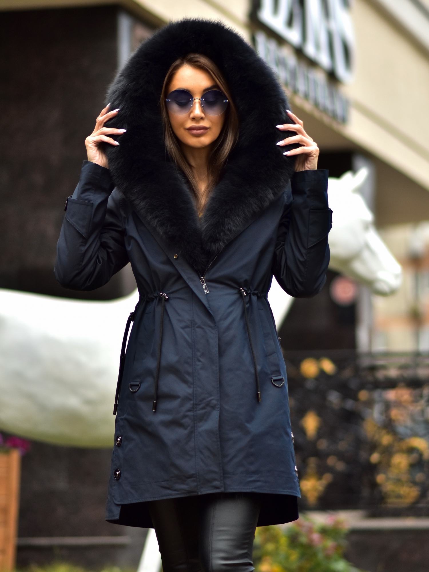 Синяя парка с мехом песца.