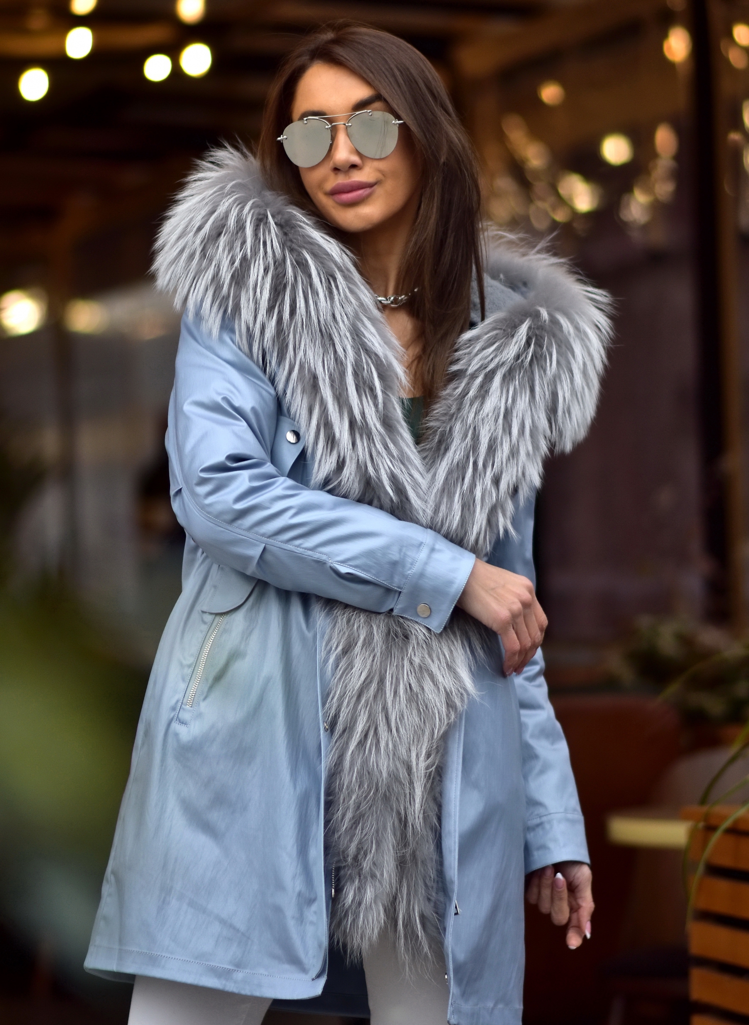 Голубая парка с енотом