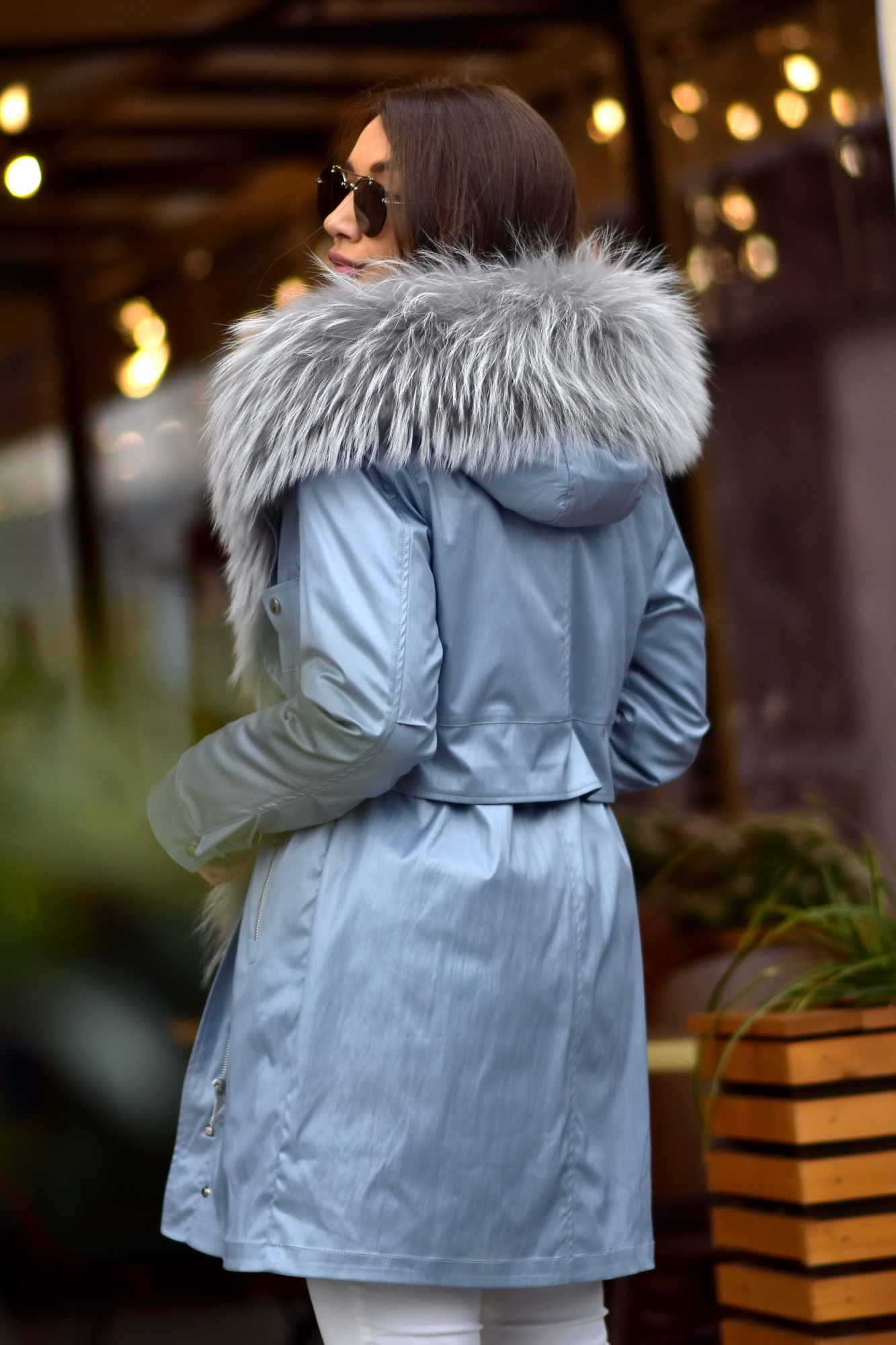 Голубая парка с енотом