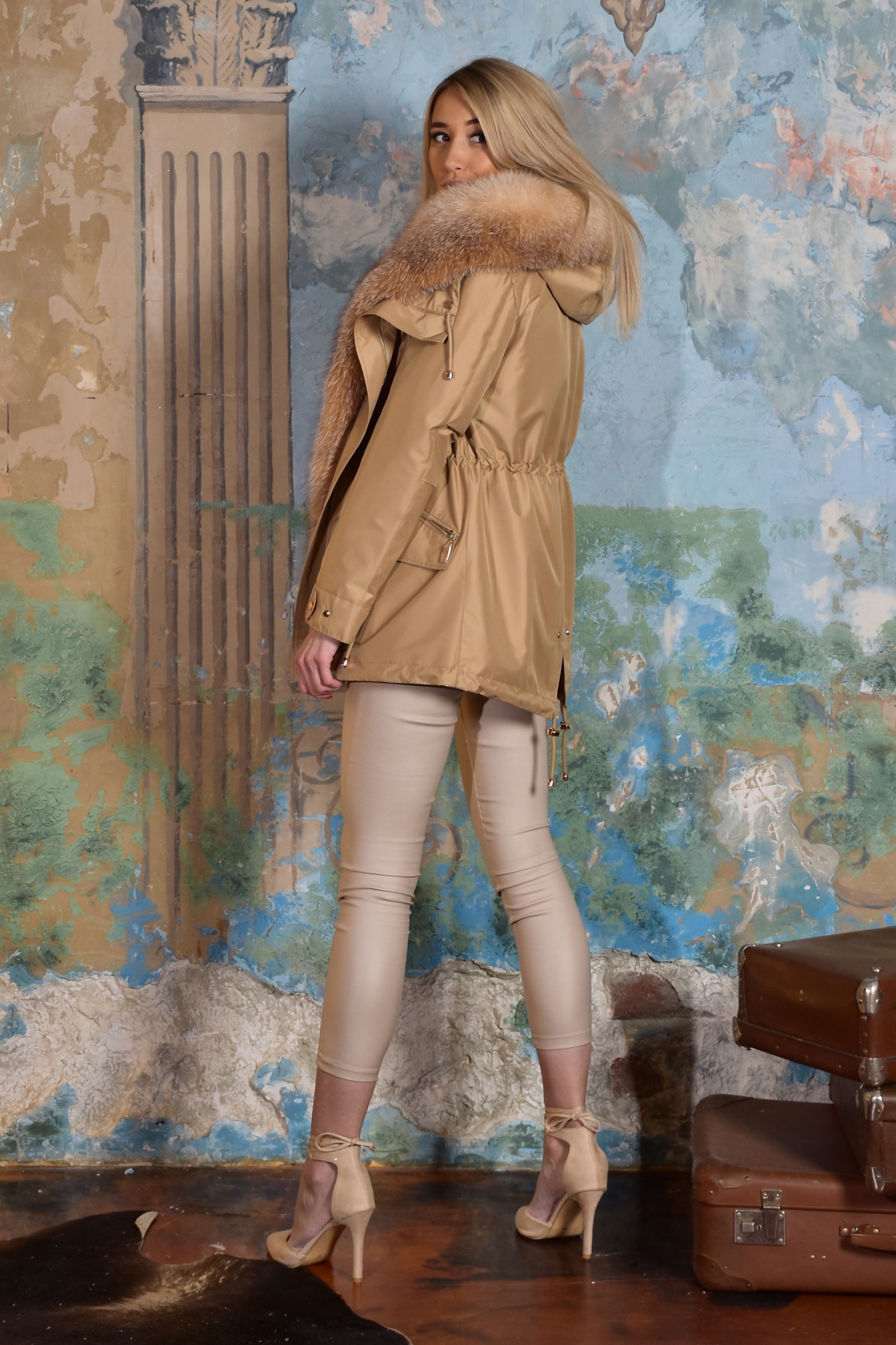 Золотистая парка с мехом лисы