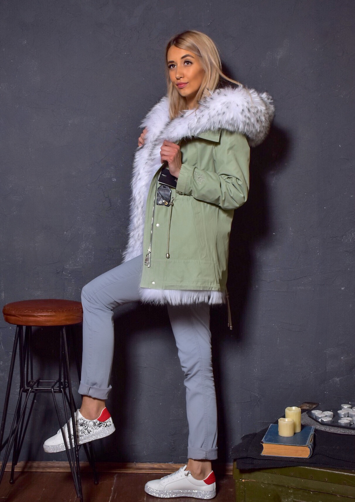 Парка фисташкового цвета с мехом енота
