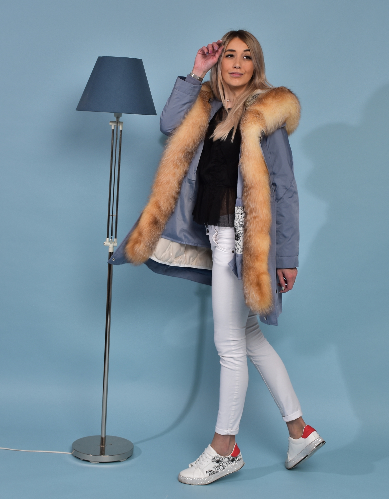 Итальянская парка голубого цвета с мехом лисы