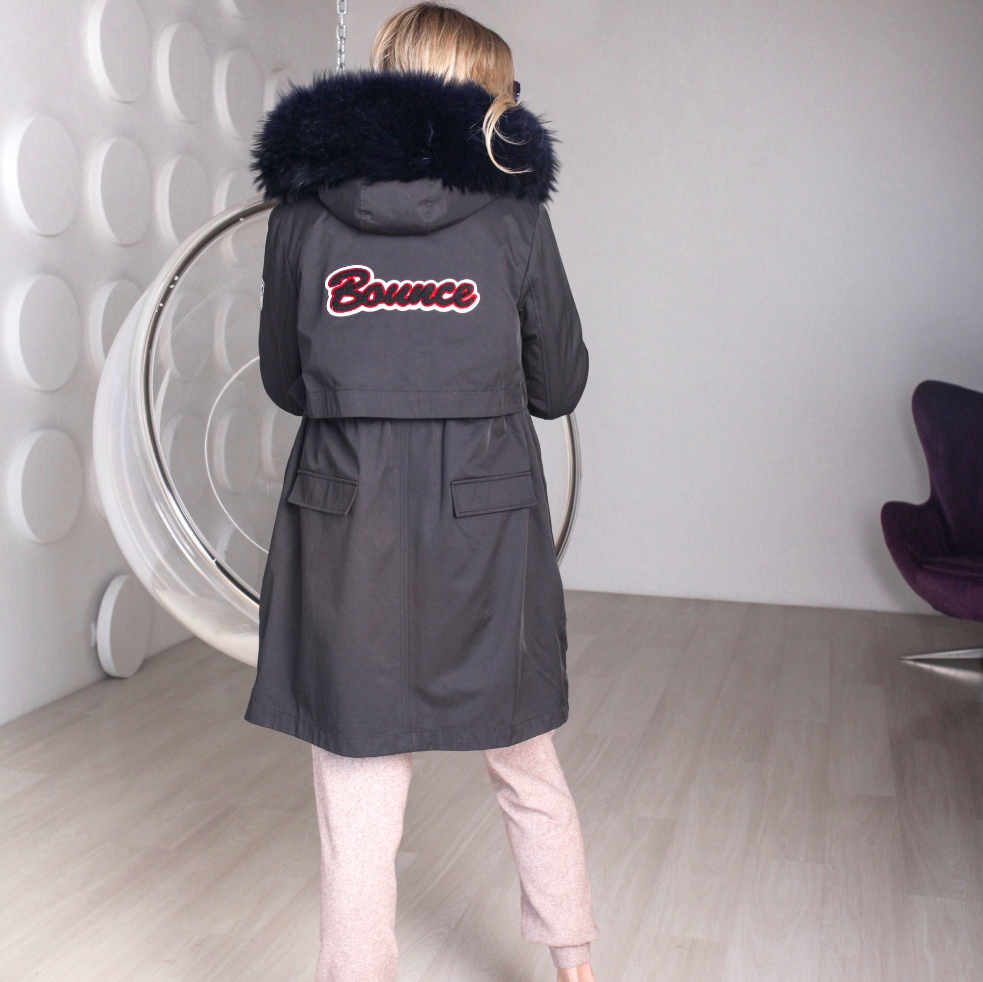 Парка с аппликациями и мехом енота