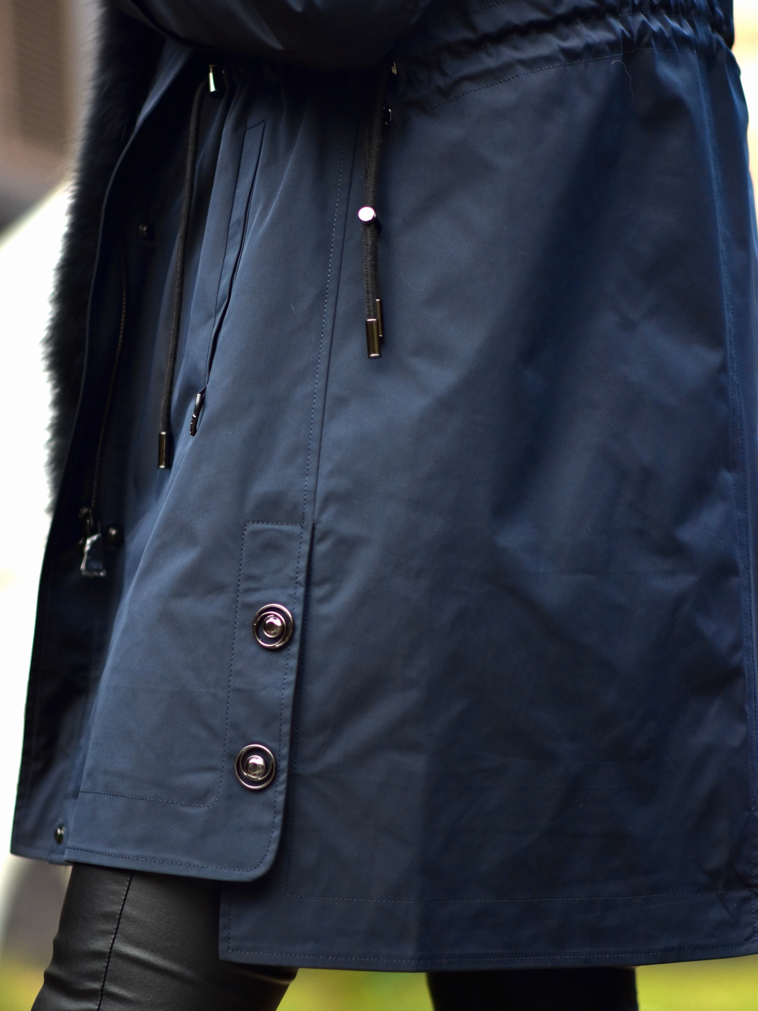 Синяя парка с мехом песца.