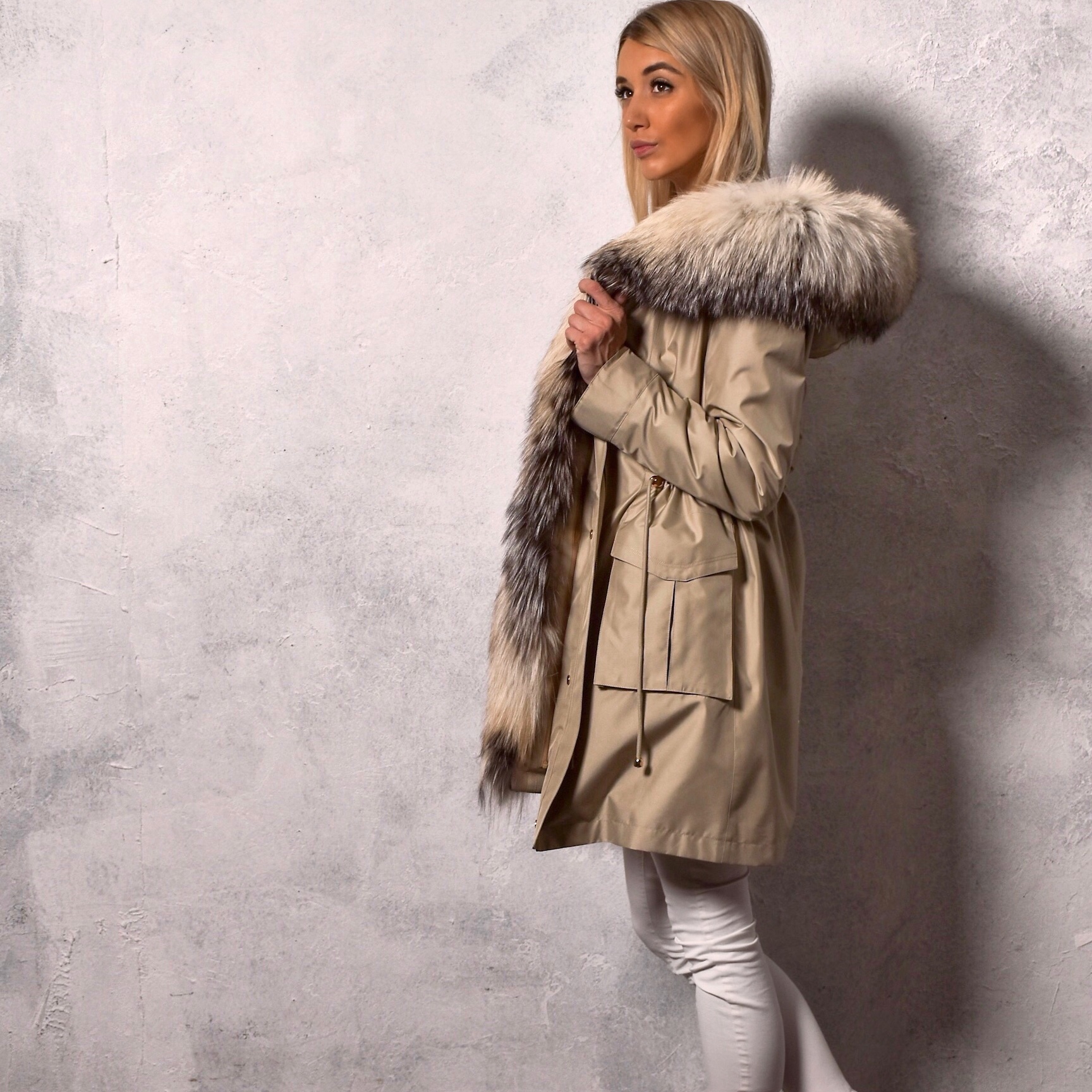 Зимняя парка с мехом енота