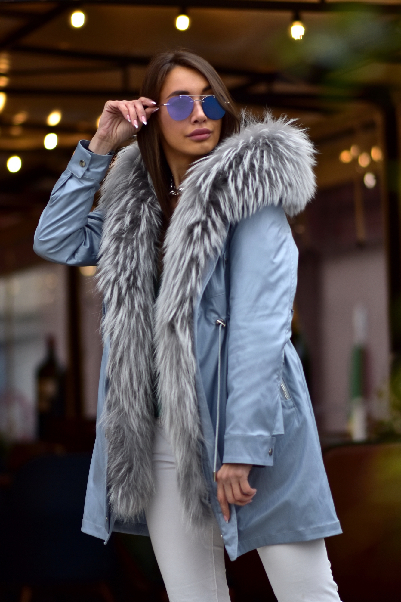 Голубая парка с енотом