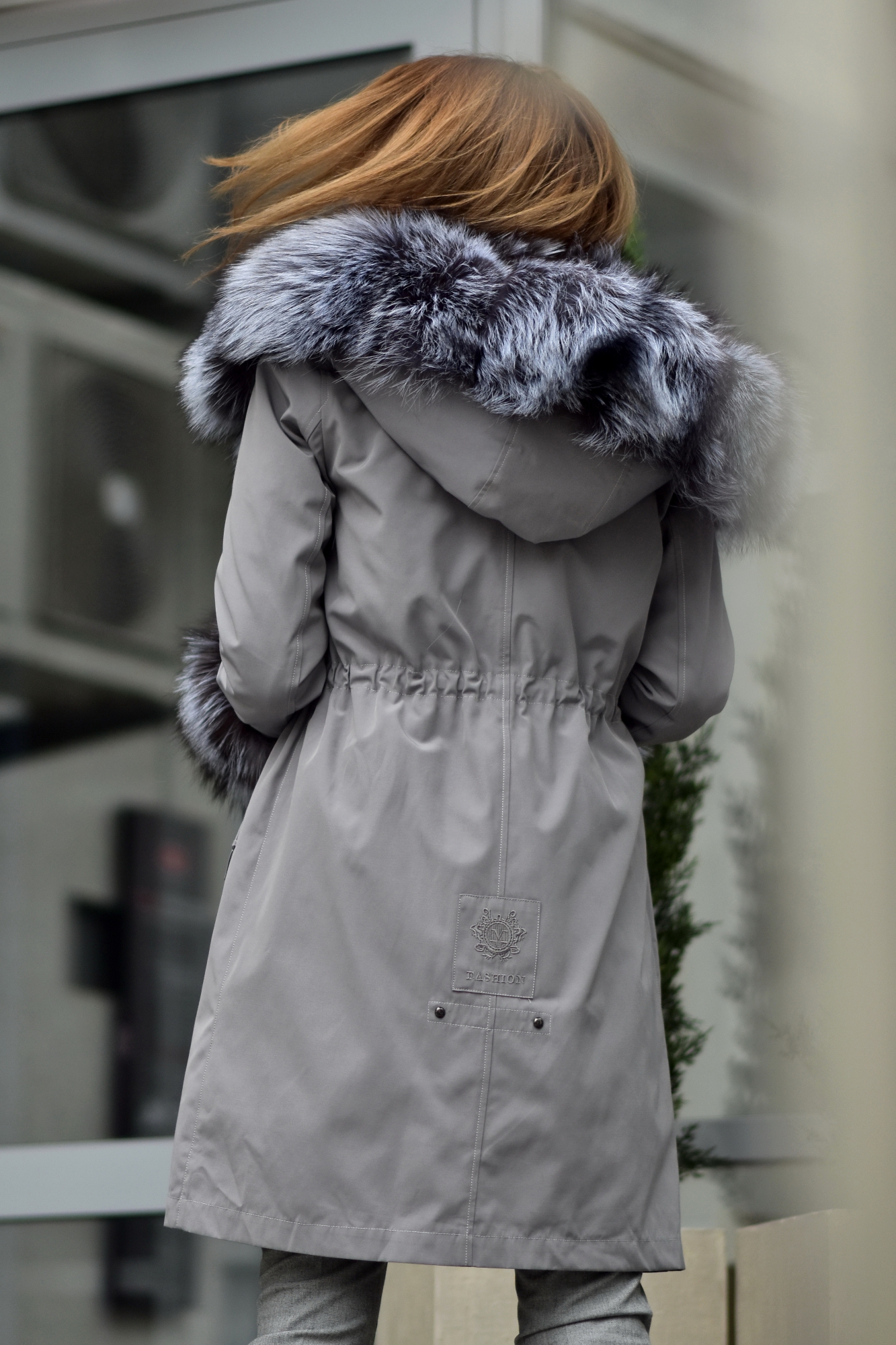 Женская парка с мехом чернобурой лисы