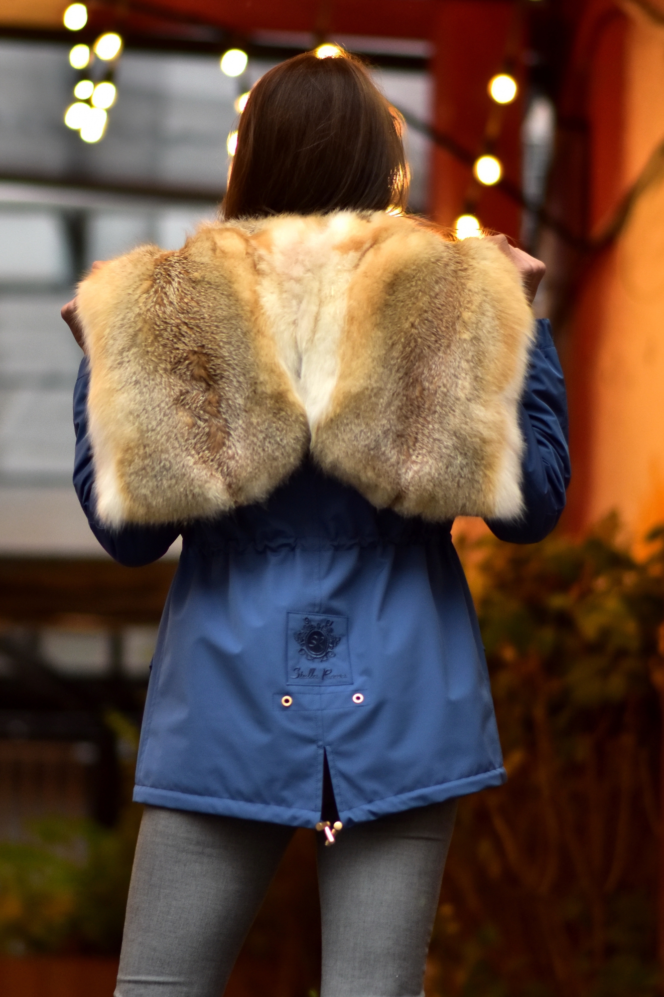 Стильная парка с меховым капюшоном