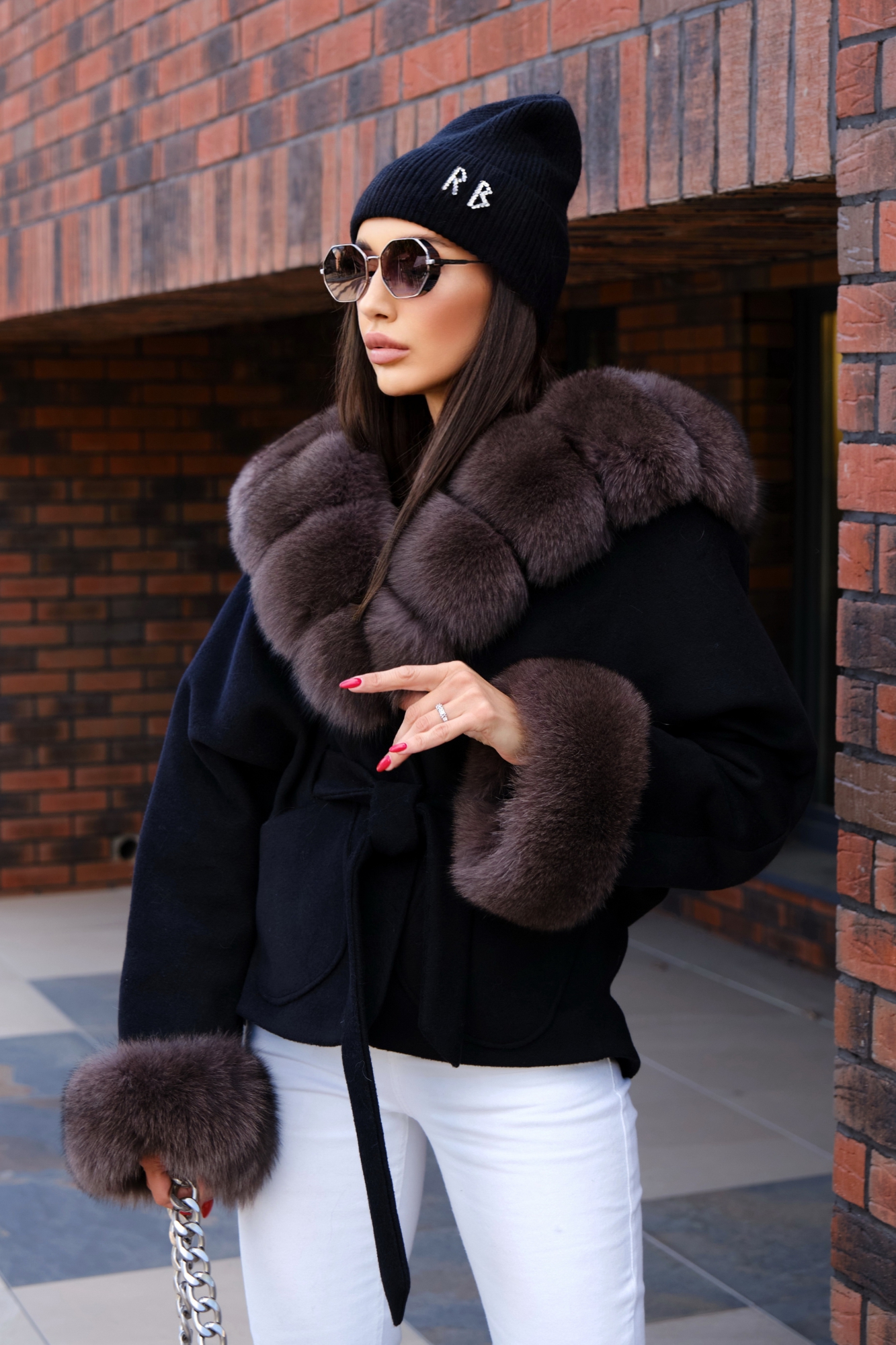 Черный пончо с мехом песца