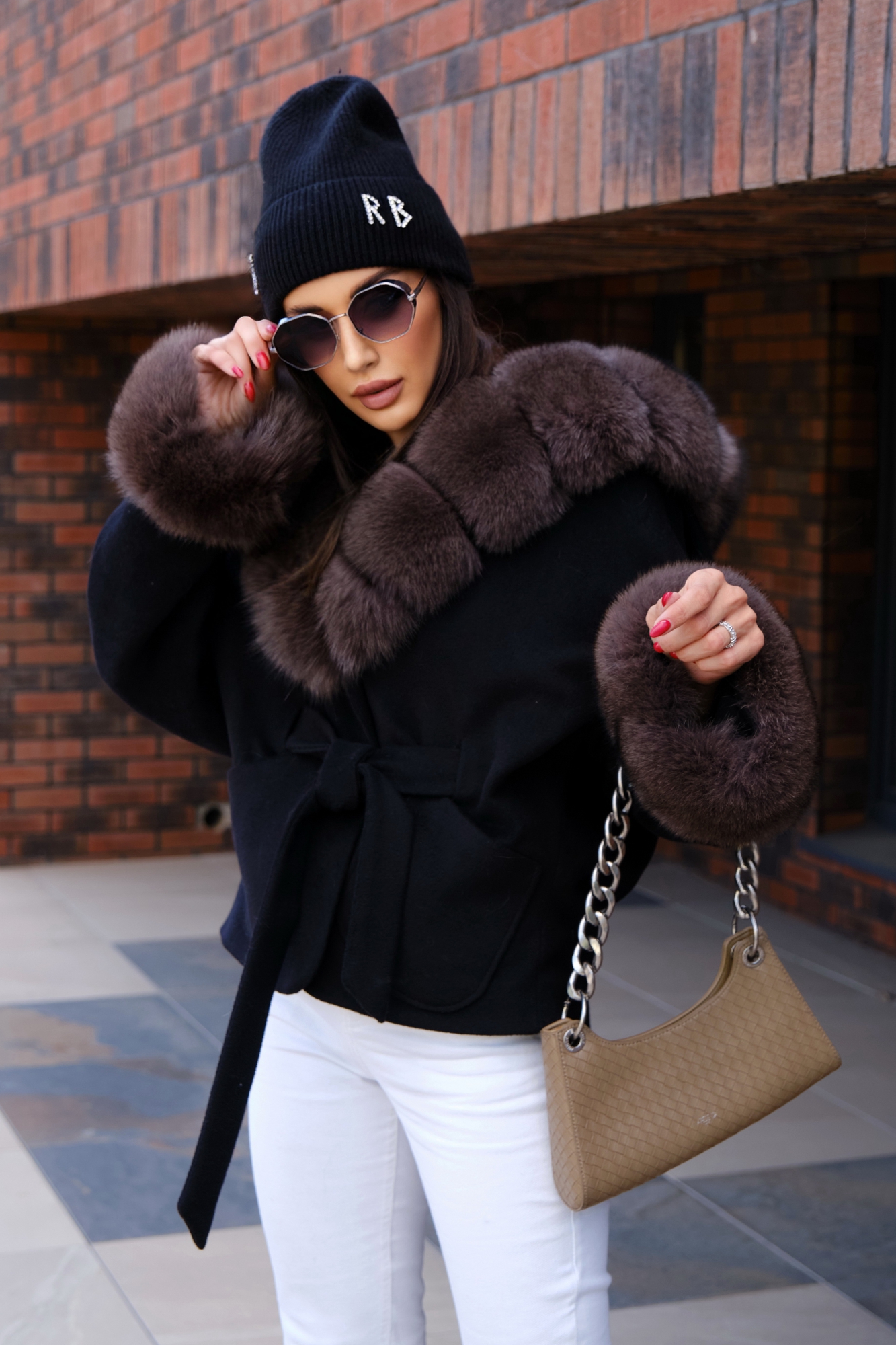 Черный пончо с мехом песца