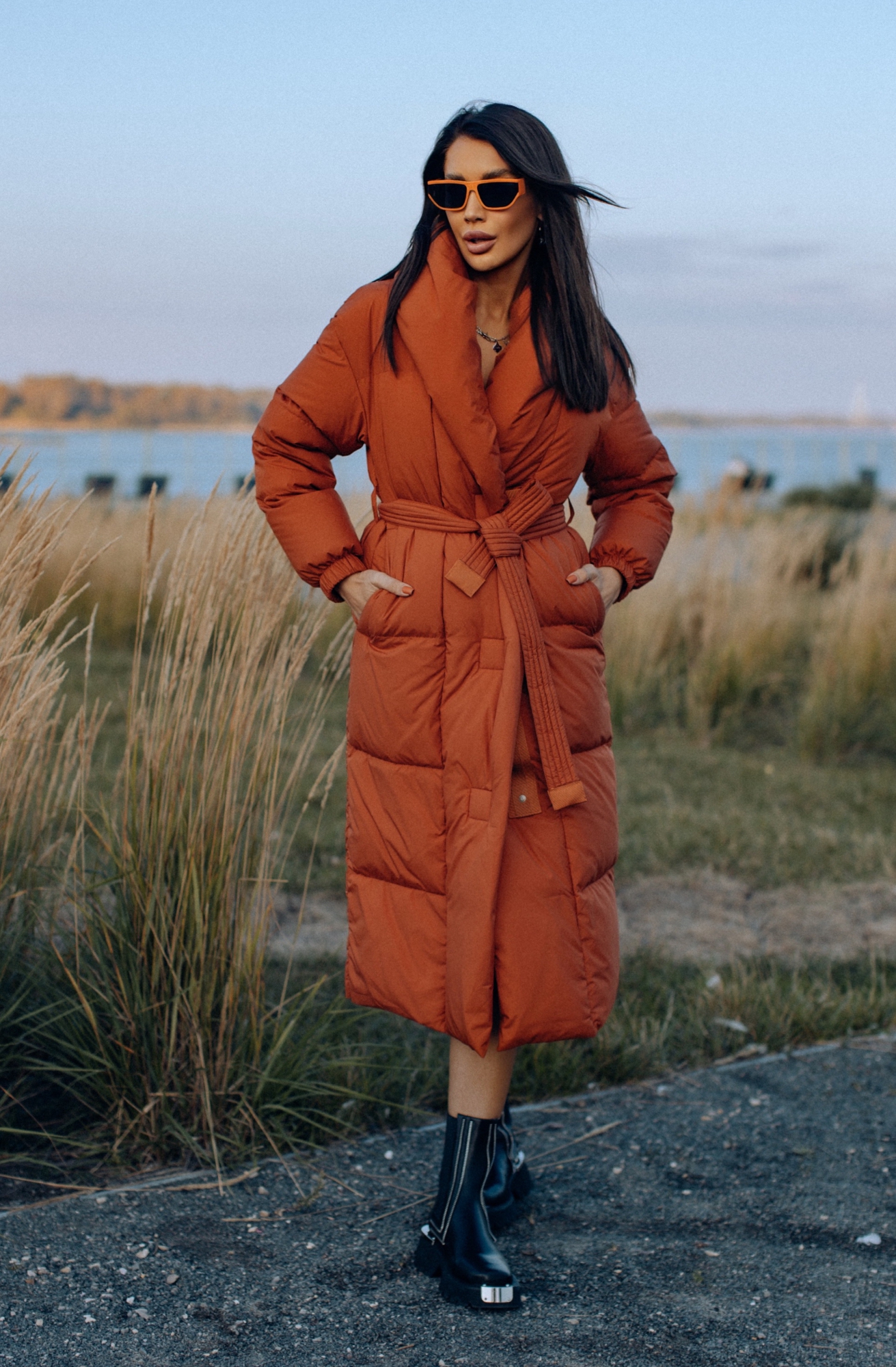 Пуховик в терракотовом цвете под пояс